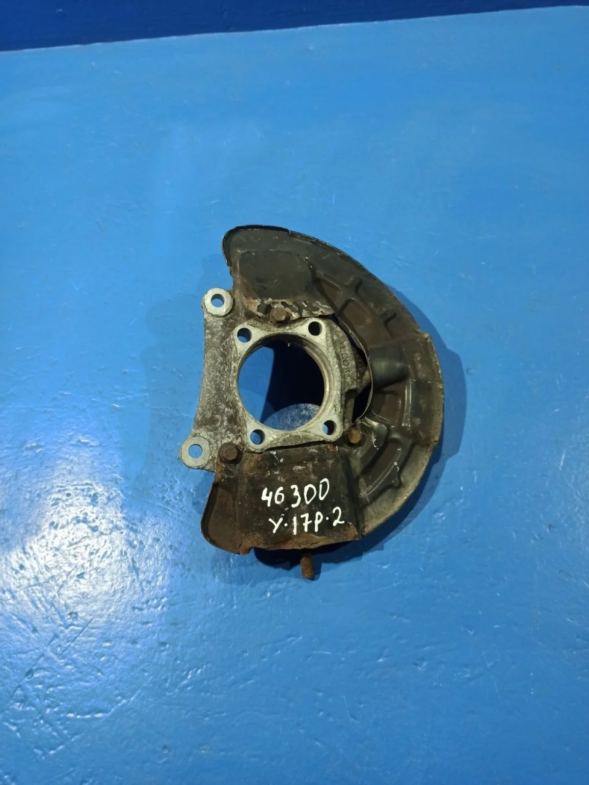 Кулак поворотный передний левый Volvo S80 S60 XC70