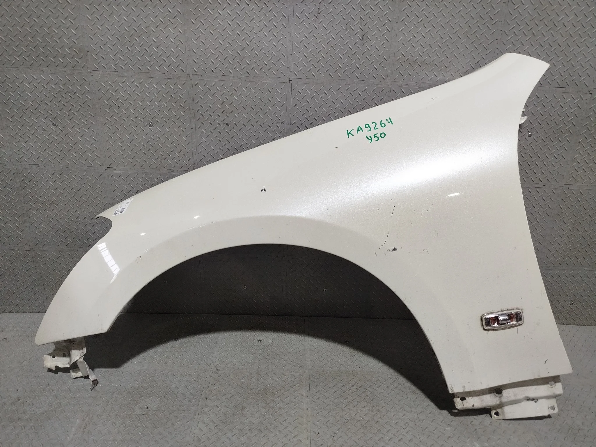 КРЫЛО NISSAN 63101EG030 ПЕРЕД ЛЕВО белый, QX1 KA9264