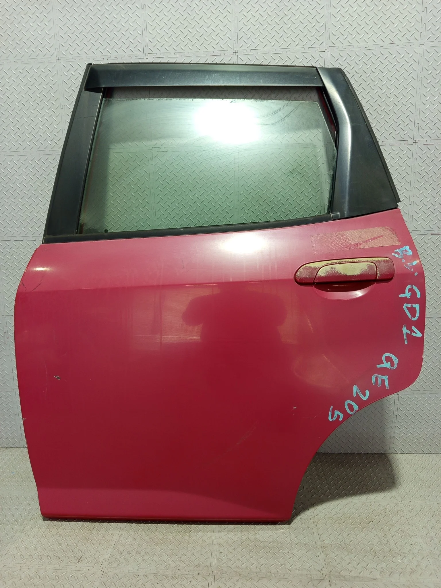 ДВЕРЬ HONDA 67550SAA010ZZ ЗАД ЛЕВО красный, R81 QE205