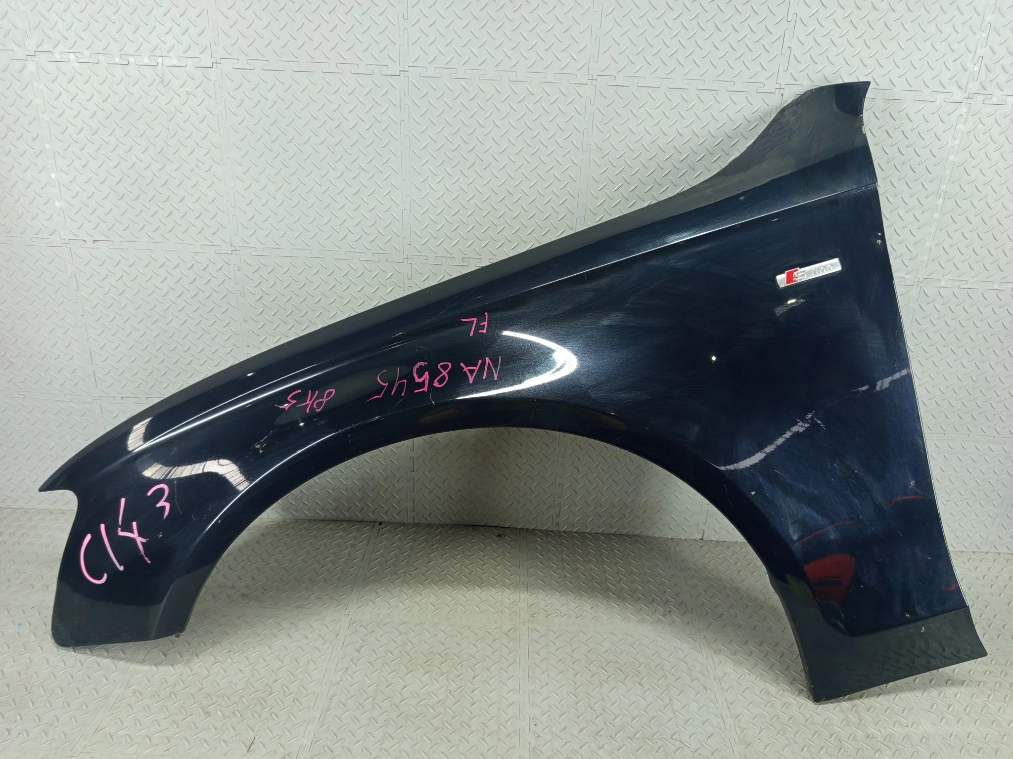 КРЫЛО AUDI 8K0821105A ПЕРЕД ЛЕВО черный NA8545