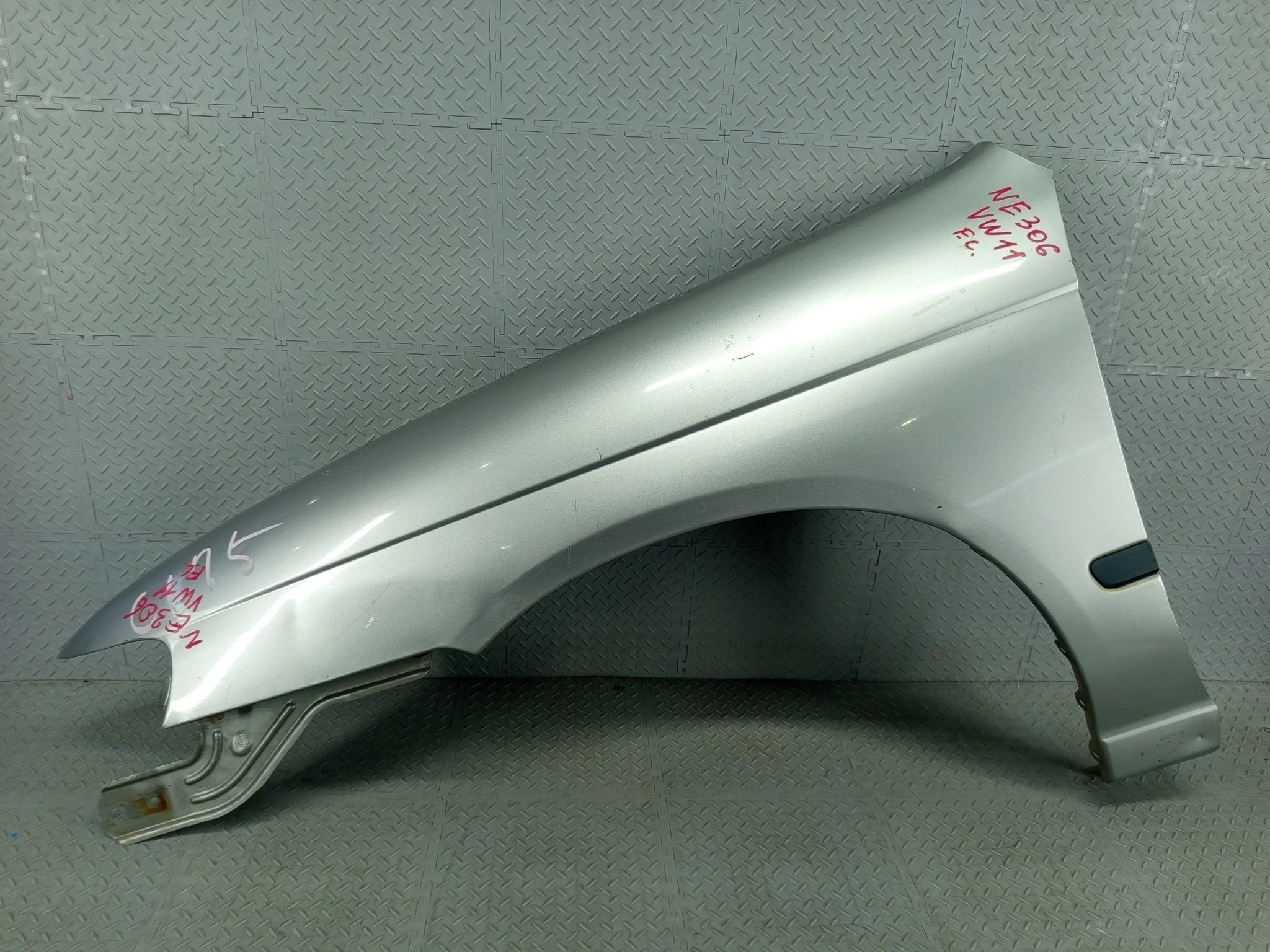 КРЫЛО NISSAN 63101WA000 ПЕРЕД ЛЕВО серебро, KY0 NE306