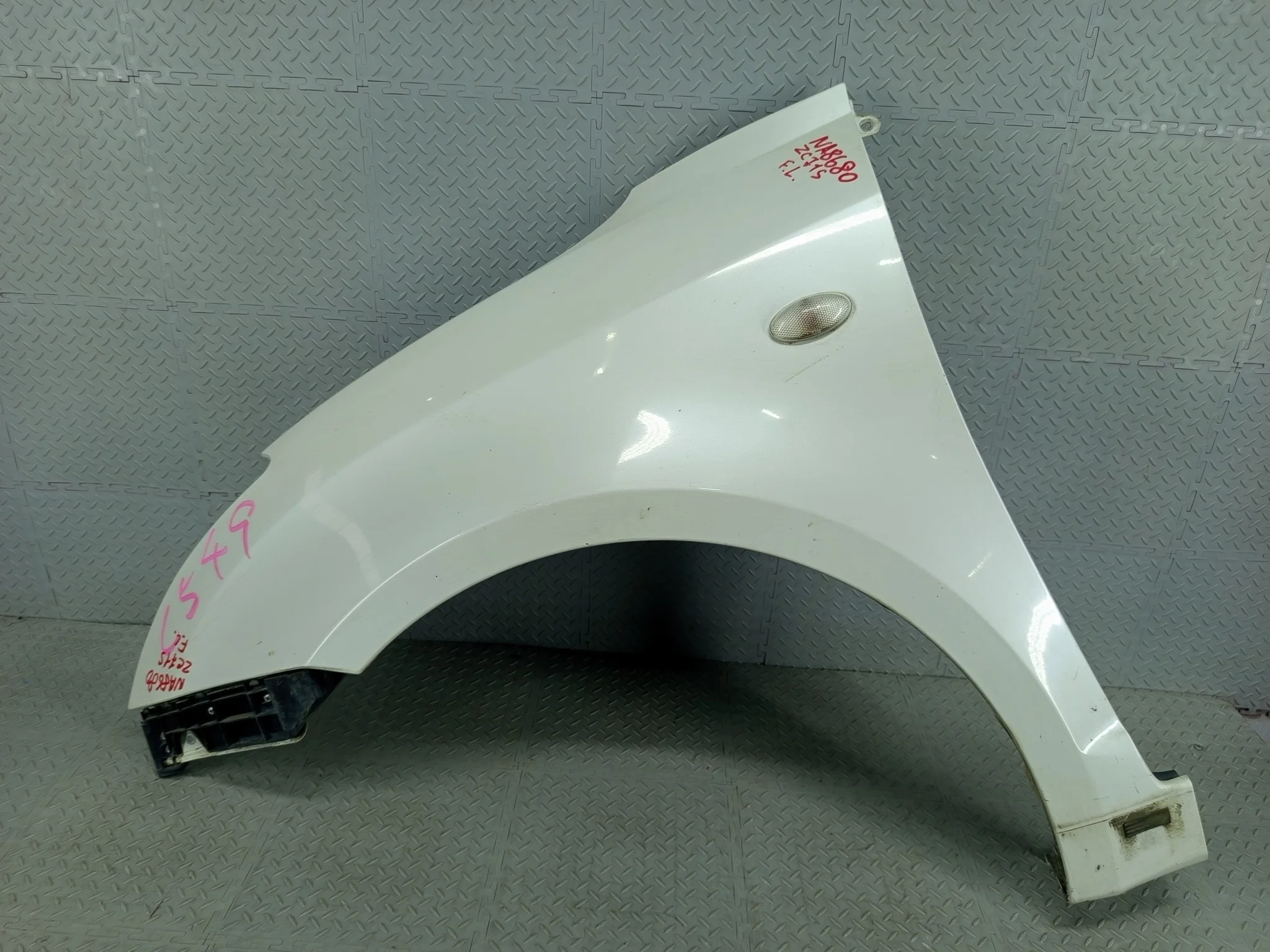 КРЫЛО SUZUKI 5771163J10 ПЕРЕД ЛЕВО белый, Z7T NA8680