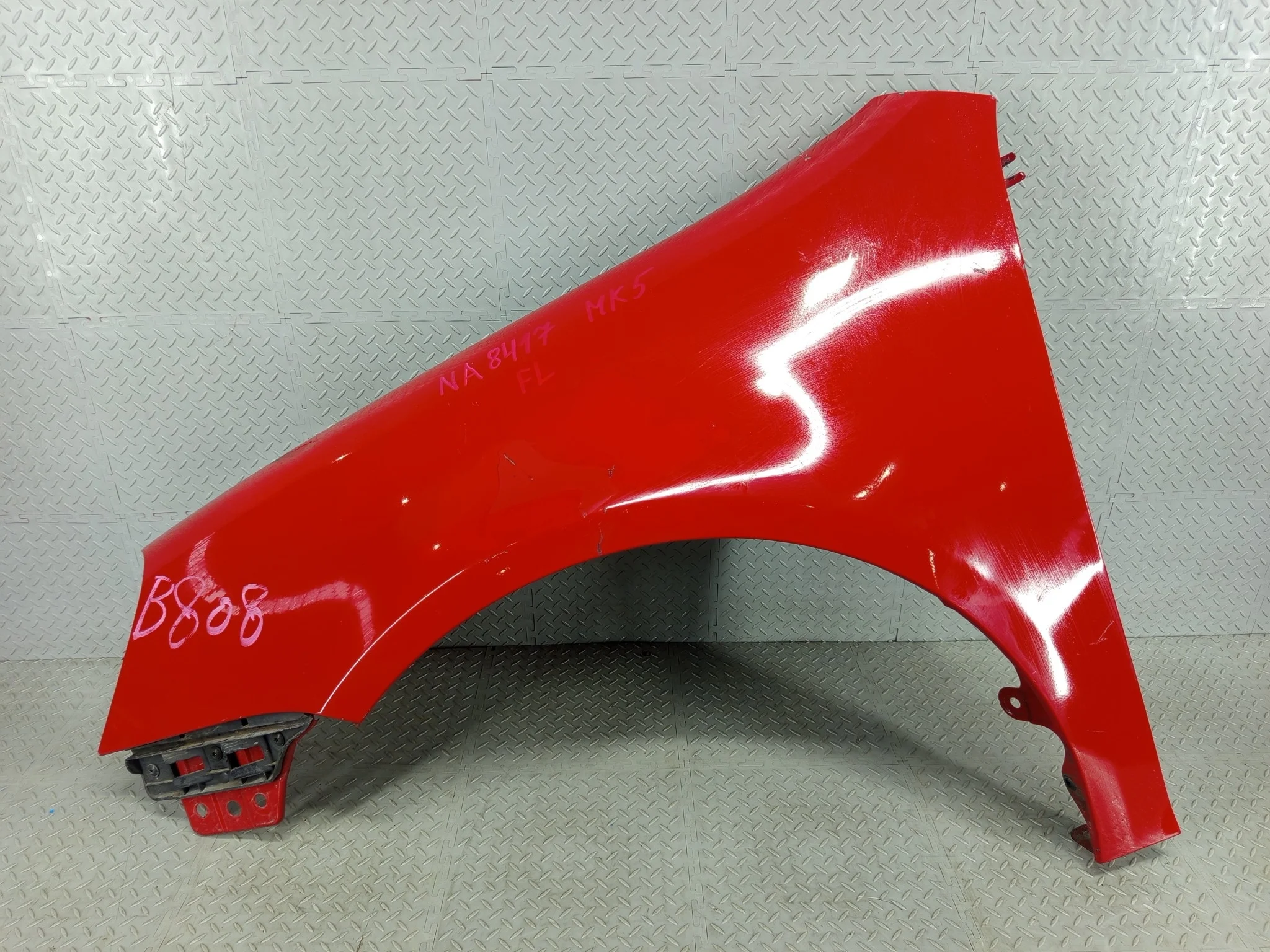 КРЫЛО VOLKSWAGEN 1K6821021A ПЕРЕД ЛЕВО красный NA8417