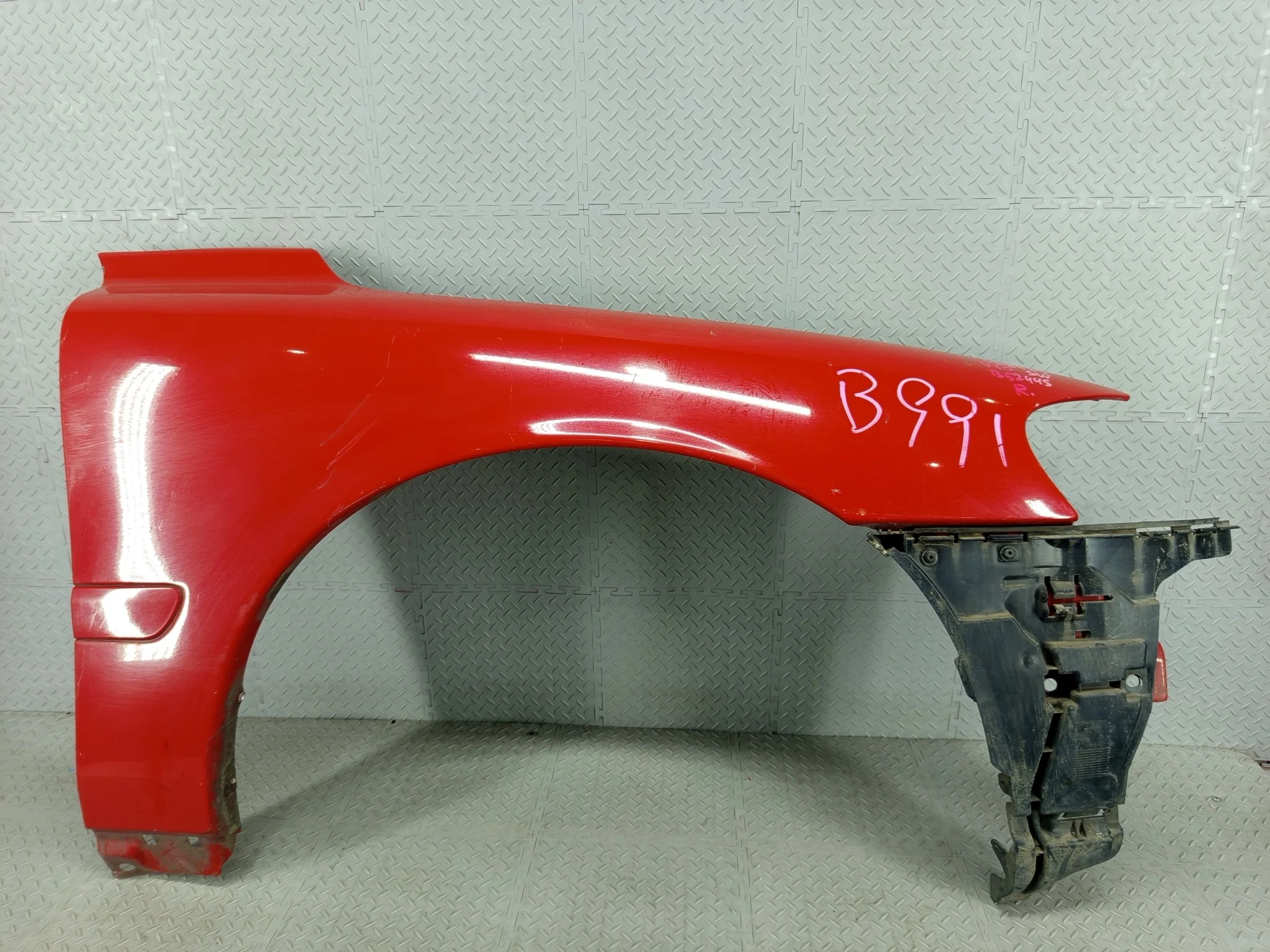 КРЫЛО VOLVO 30796493 ПЕРЕД ПРАВО красный NA8473