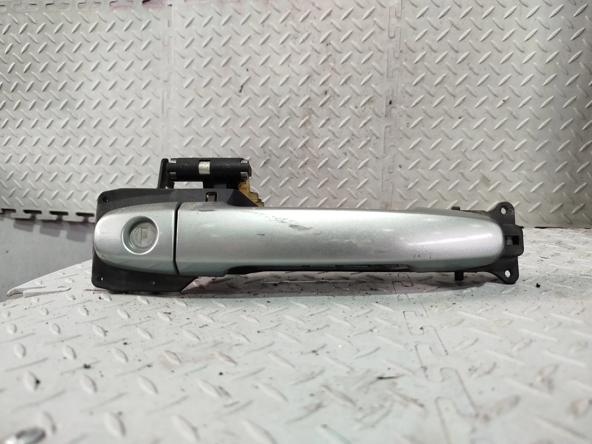 РУЧКА ДВЕРИ ВНЕШНЯЯ TOYOTA DAIHATSU SCION ПЕРЕД ПРАВО 6921012320 серебро, 1F8 NA8405Z