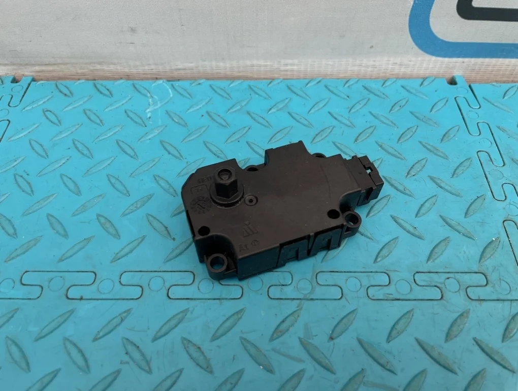 Моторчик заслонки печки (тепло холод) Mercedes-Benz S-Class 2013 A2219062500 W222 278.929 4.7