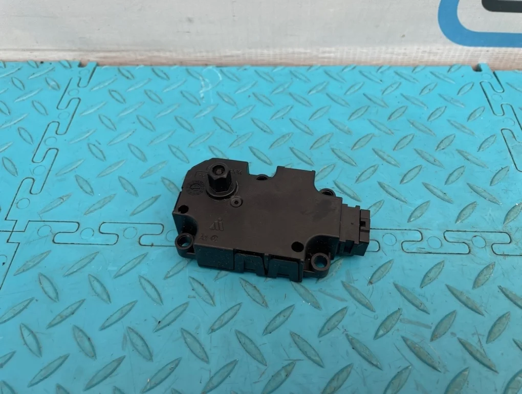 Моторчик заслонки печки (тепло холод) Mercedes-Benz S-Class 2013 A2219062500 W222 278.929 4.7