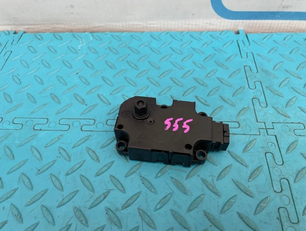 Моторчик заслонки печки (тепло холод) Mercedes-Benz S-Class 2013 A2219062500 W222 278.929 4.7