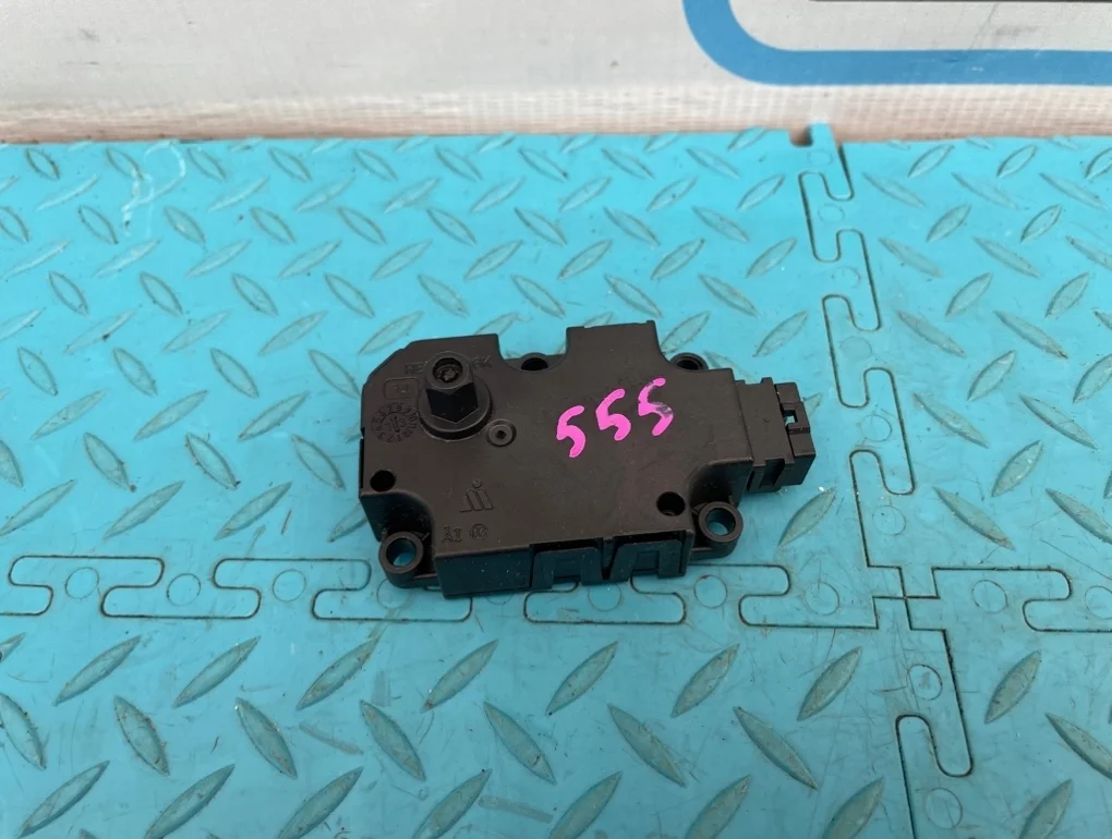 Моторчик заслонки печки (тепло холод) Mercedes-Benz S-Class 2013 A2219062500 W222 278.929 4.7