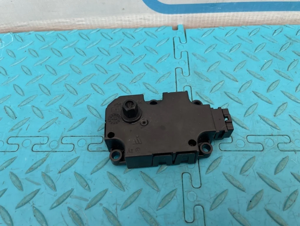 Моторчик заслонки печки (тепло холод) Mercedes-Benz S-Class 2013 A2219062500 W222 278.929 4.7