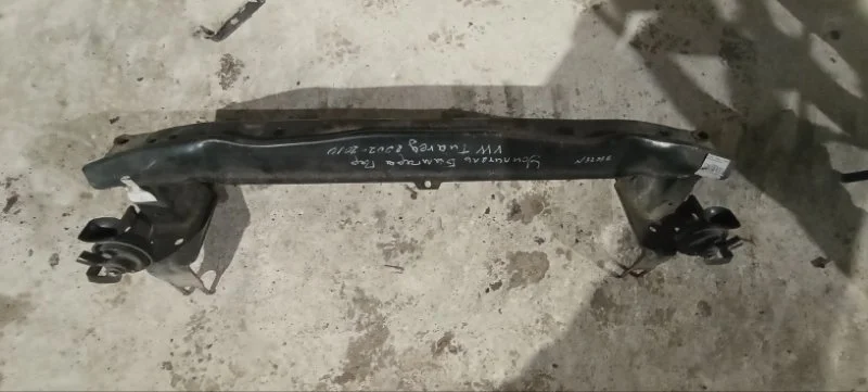 Усилитель бампера передний Volkswagen Touareg