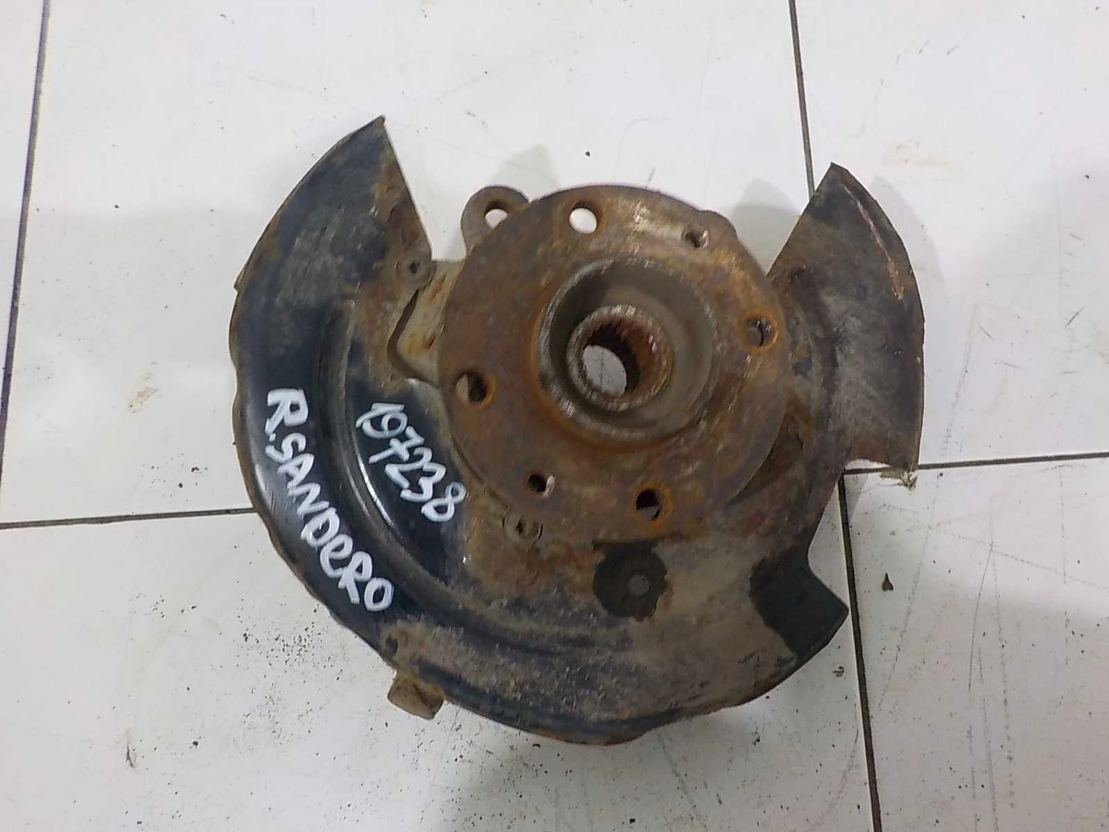 кулак поворотный Renault Logan II (2012—2018) Перед Право