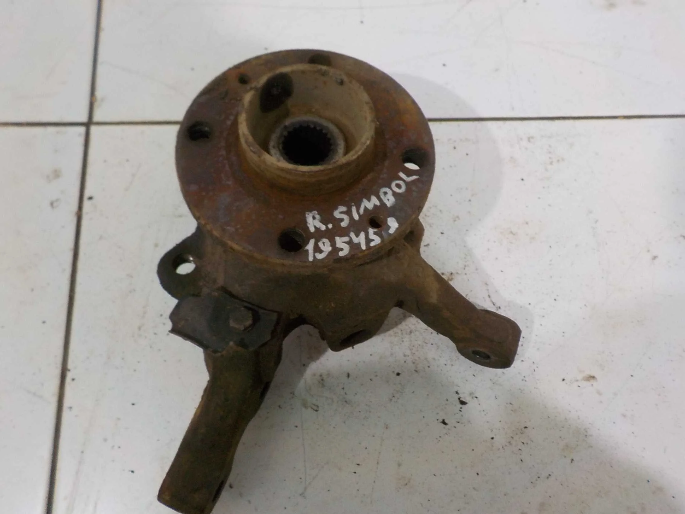 кулак поворотный Renault Symbol I рестайлинг (2002—2006) Перед Право