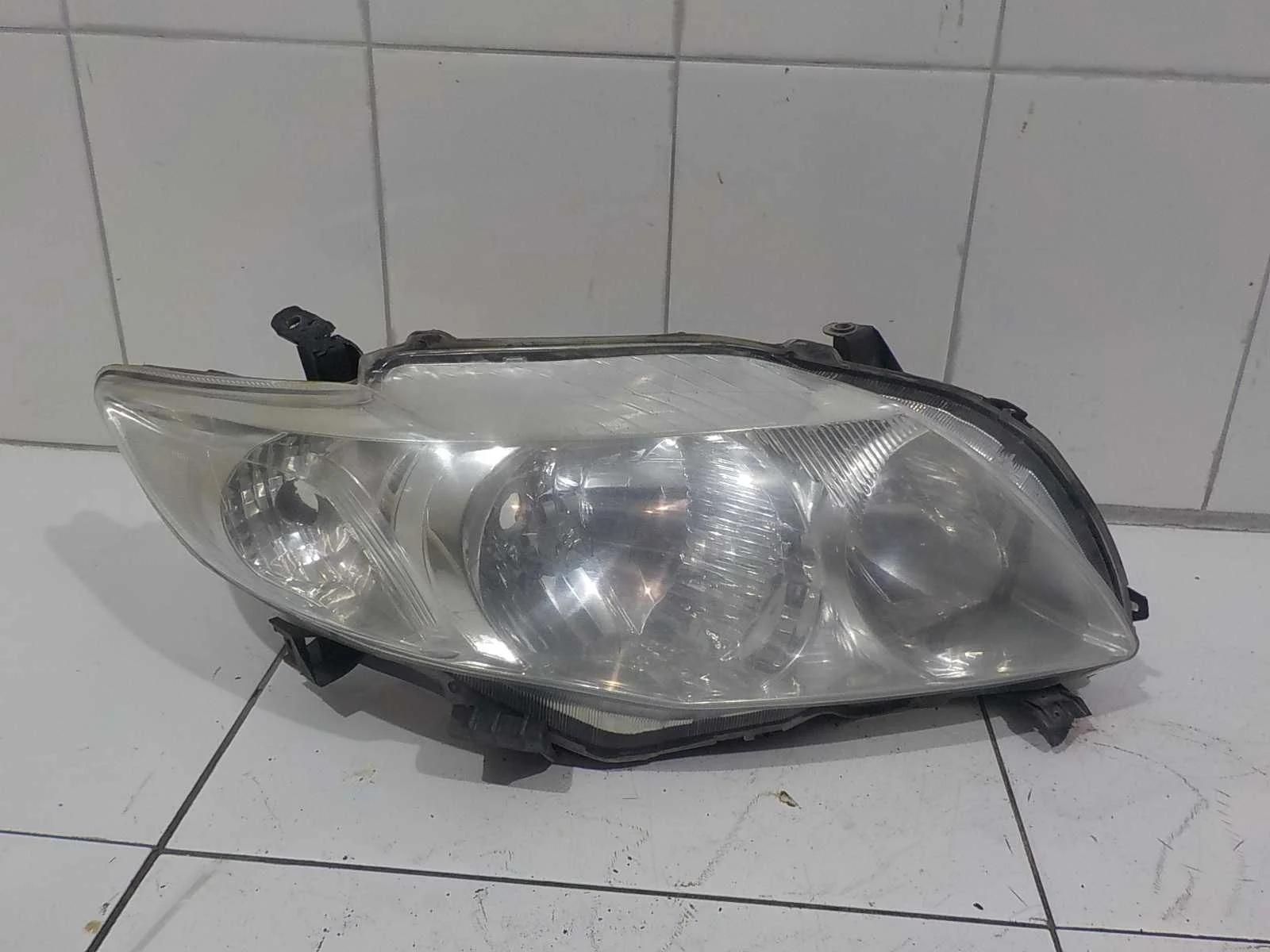 Фара Toyota Corolla X рестайлинг (2010—2013)  Право