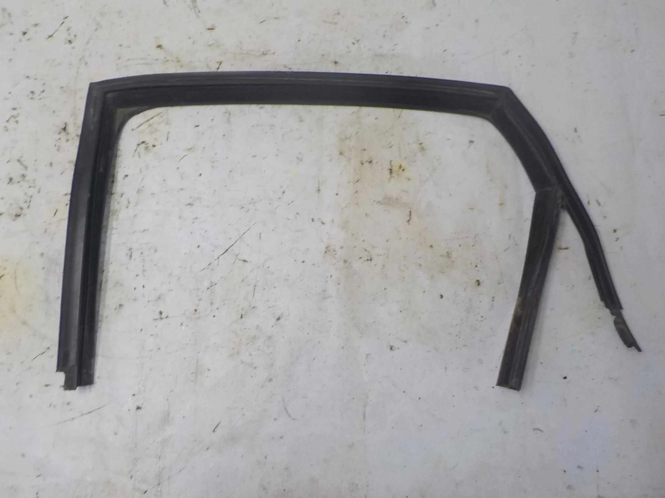 резинка дверная Volkswagen Polo V (2009—2015) Зад Лево