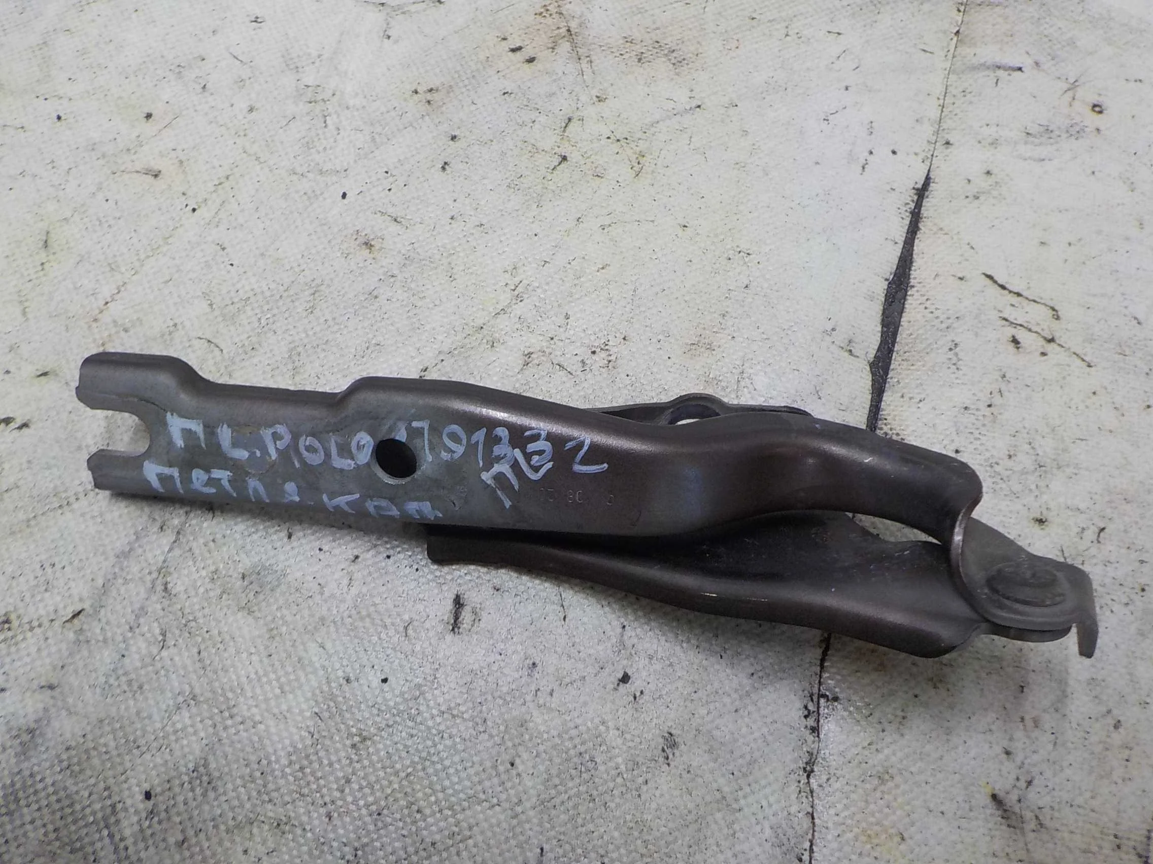 Петля капота Volkswagen Polo V (2009—2015)  Лево