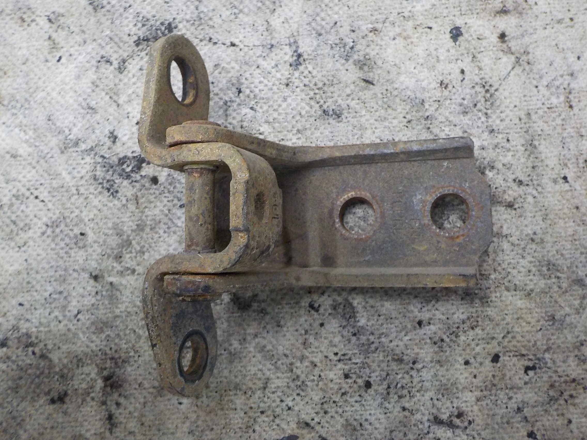 Петля двери Hyundai Santa Fe II (2005—2010) Перед Право Низ