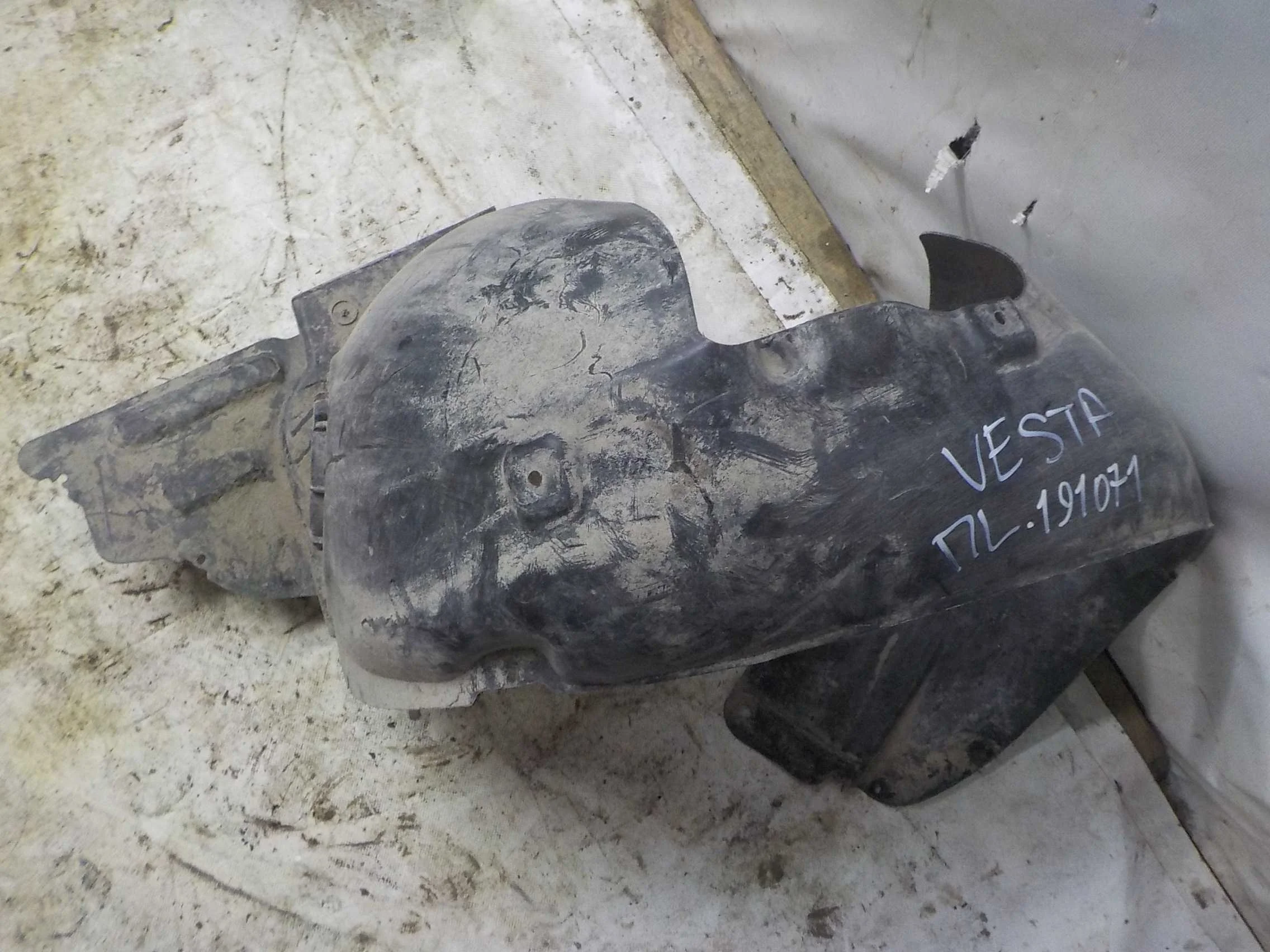 Подкрылок ВАЗ (LADA) Vesta I (2015—2023) Перед Лево