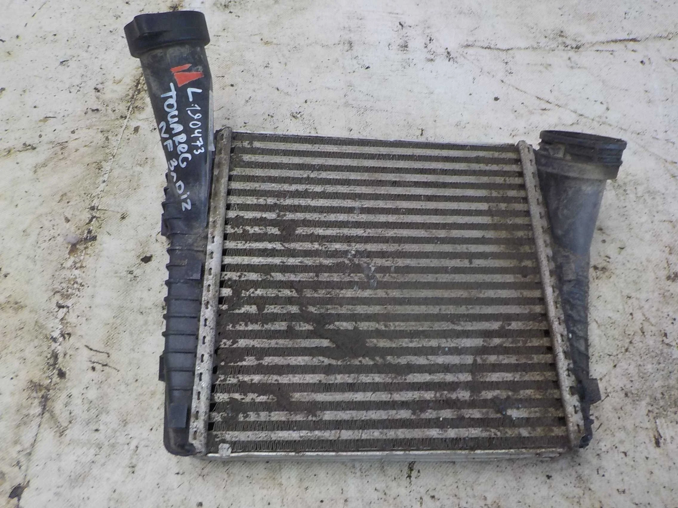 радиатор интеркулера Volkswagen Touareg II (2010—2014)  Лево