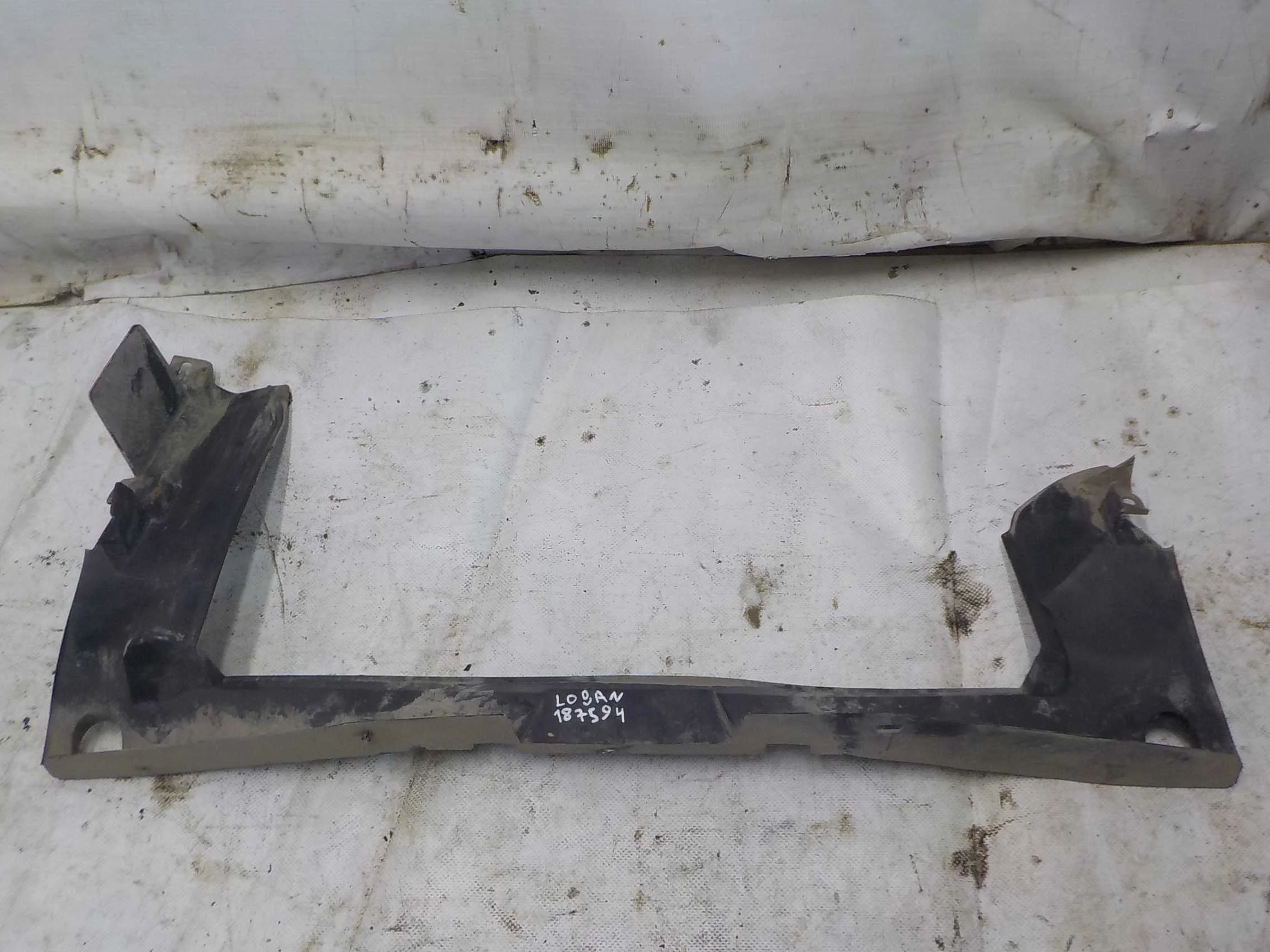 Дефлектор радиатора Renault Logan I (2004—2009)