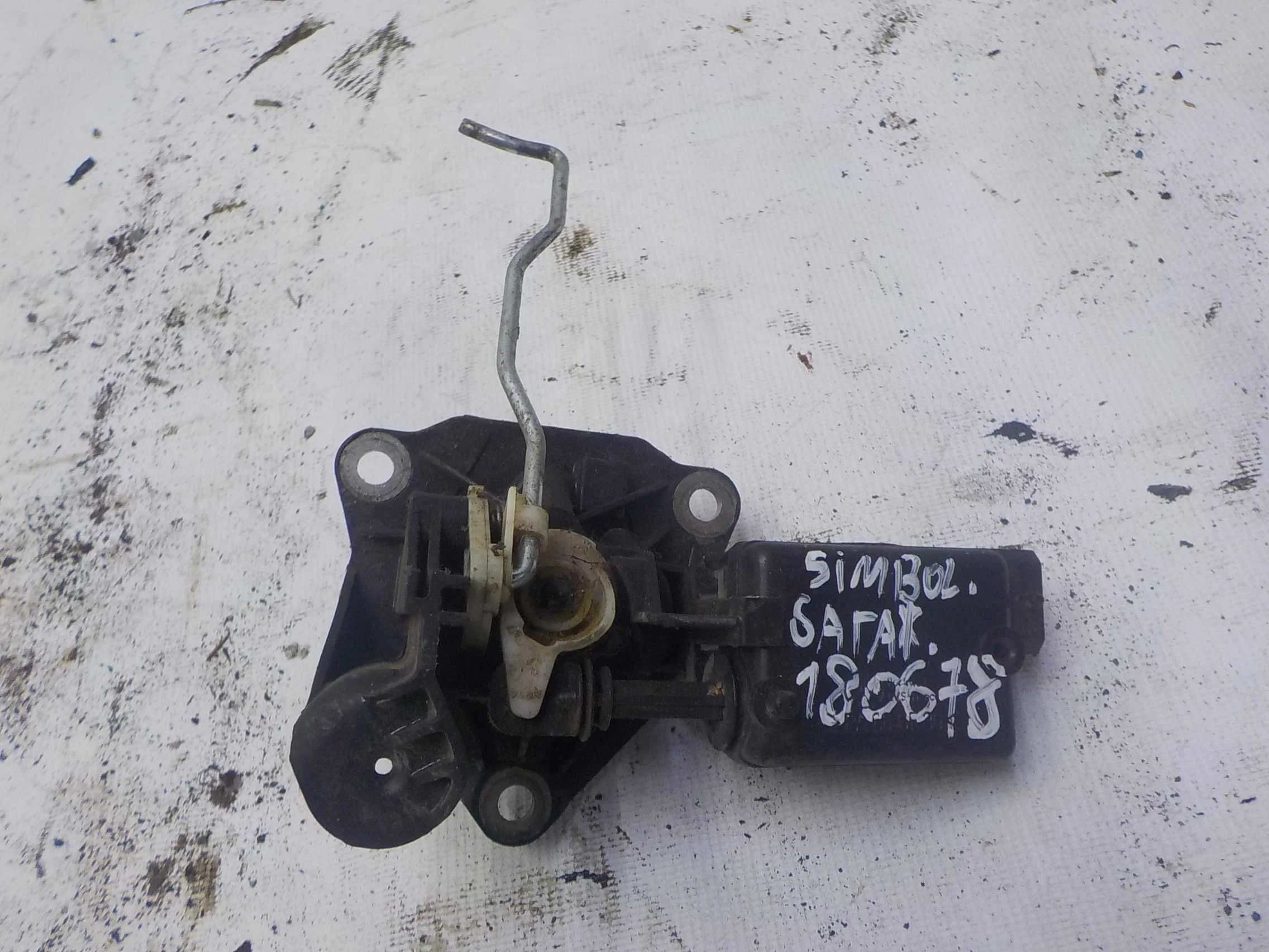 кнопка крышки багажника Renault Symbol I рестайлинг (2002—2006)