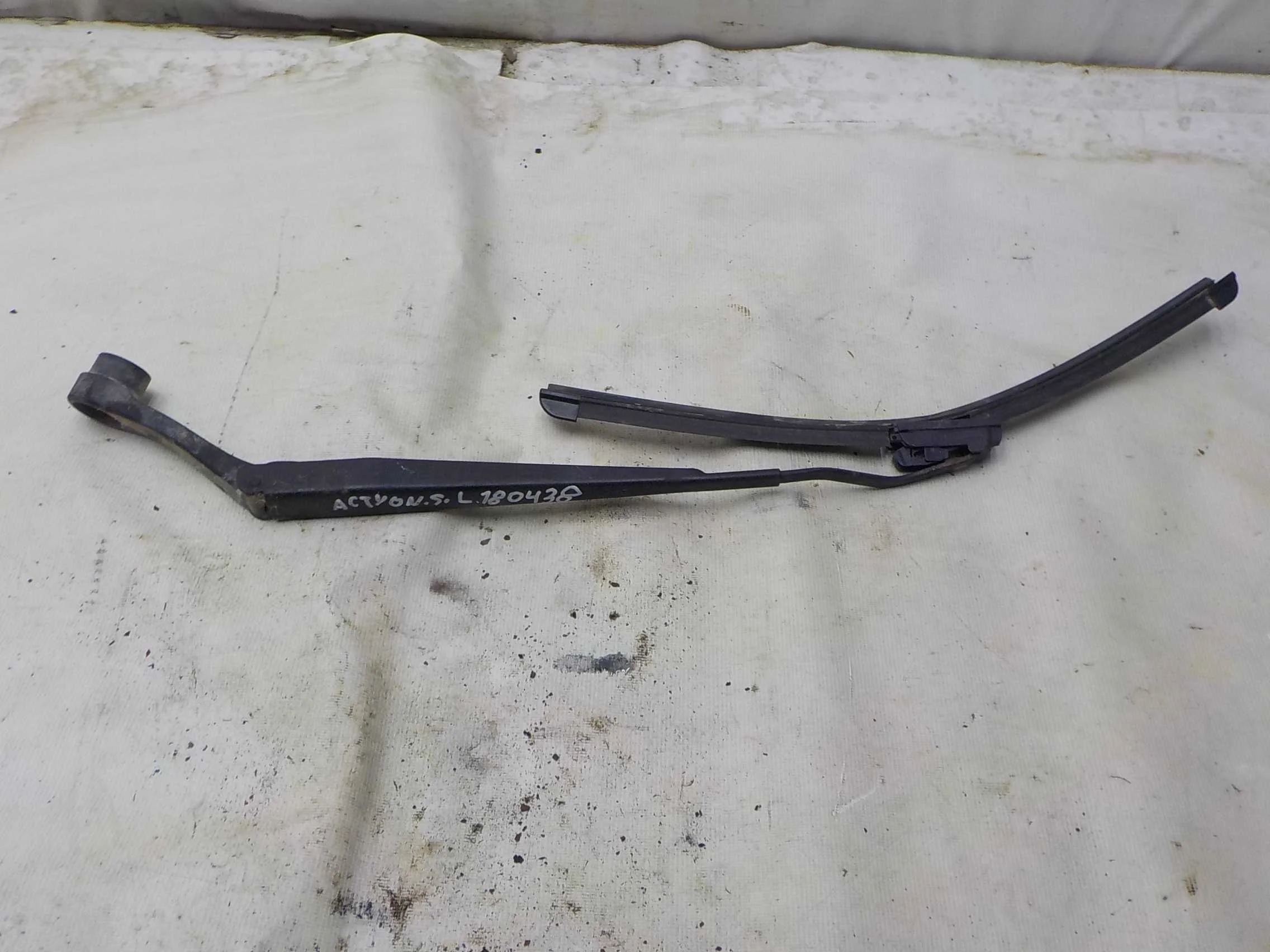 Поводок стеклоочистителя SsangYong Kyron I рестайлинг (2007—2015)  Лево