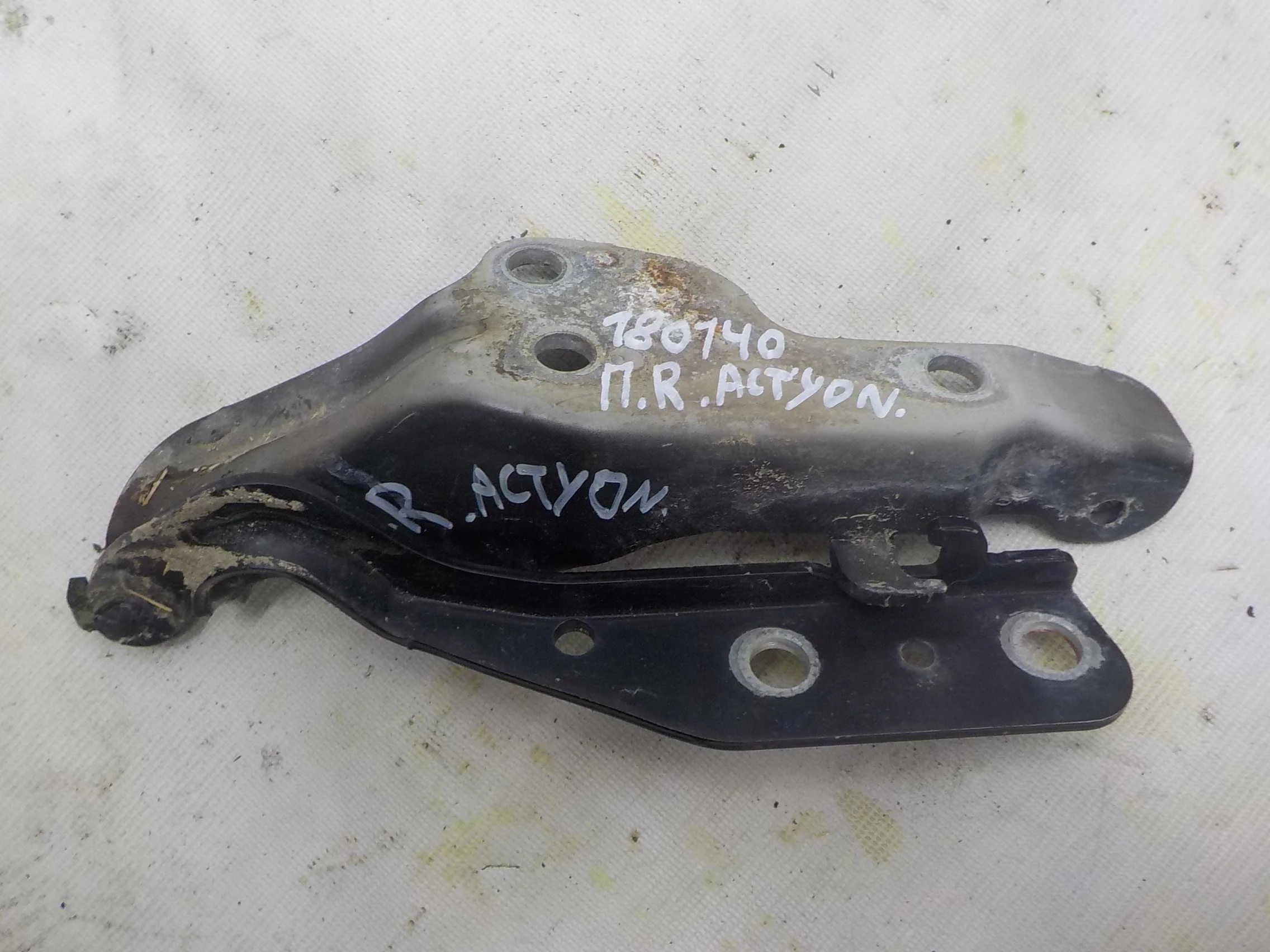 Петля капота SsangYong Actyon Sports I рестайлинг (2012—2016)  Право