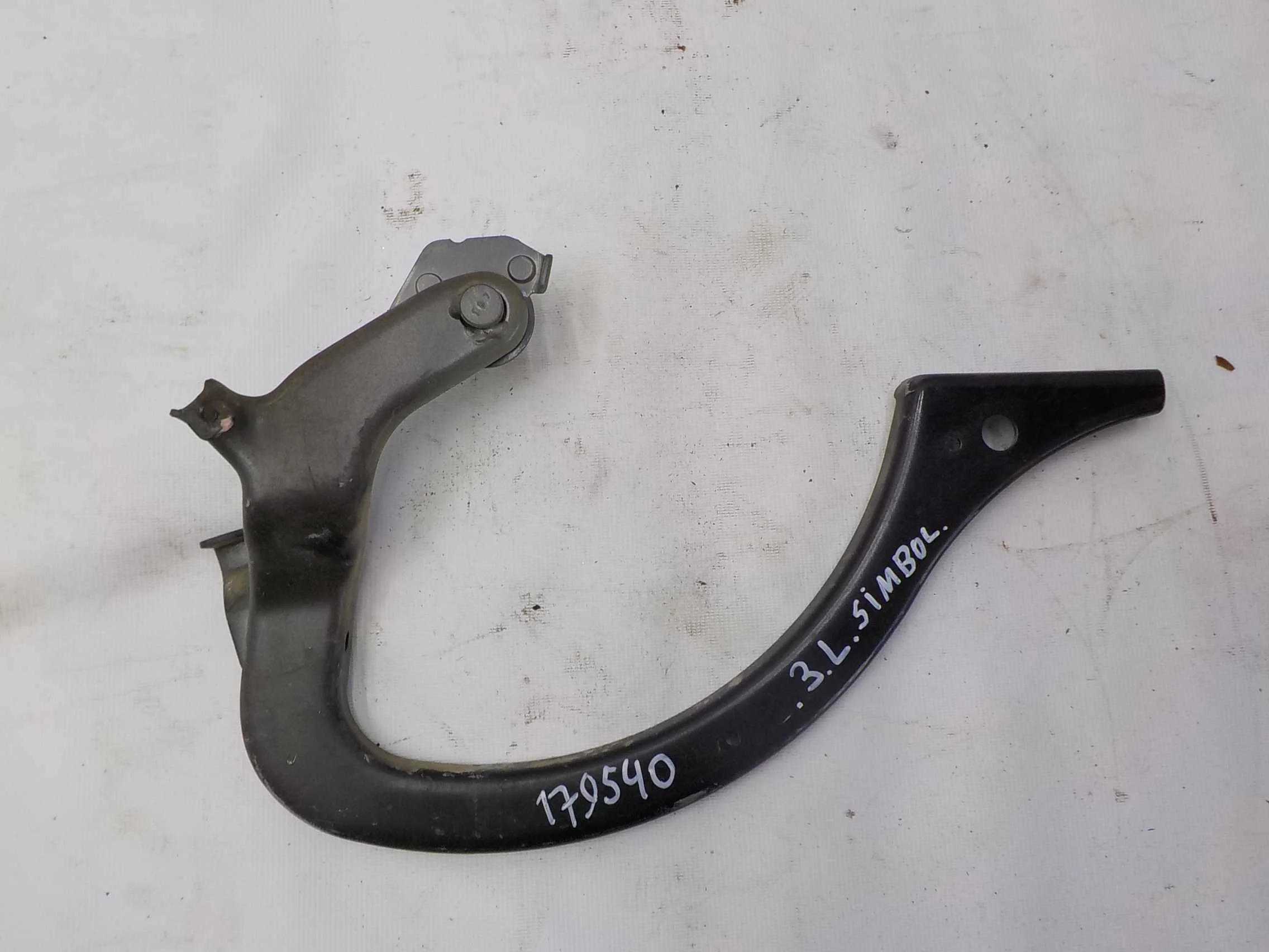 Петля крышки багажника Renault Symbol I рестайлинг (2002—2006)  Лево