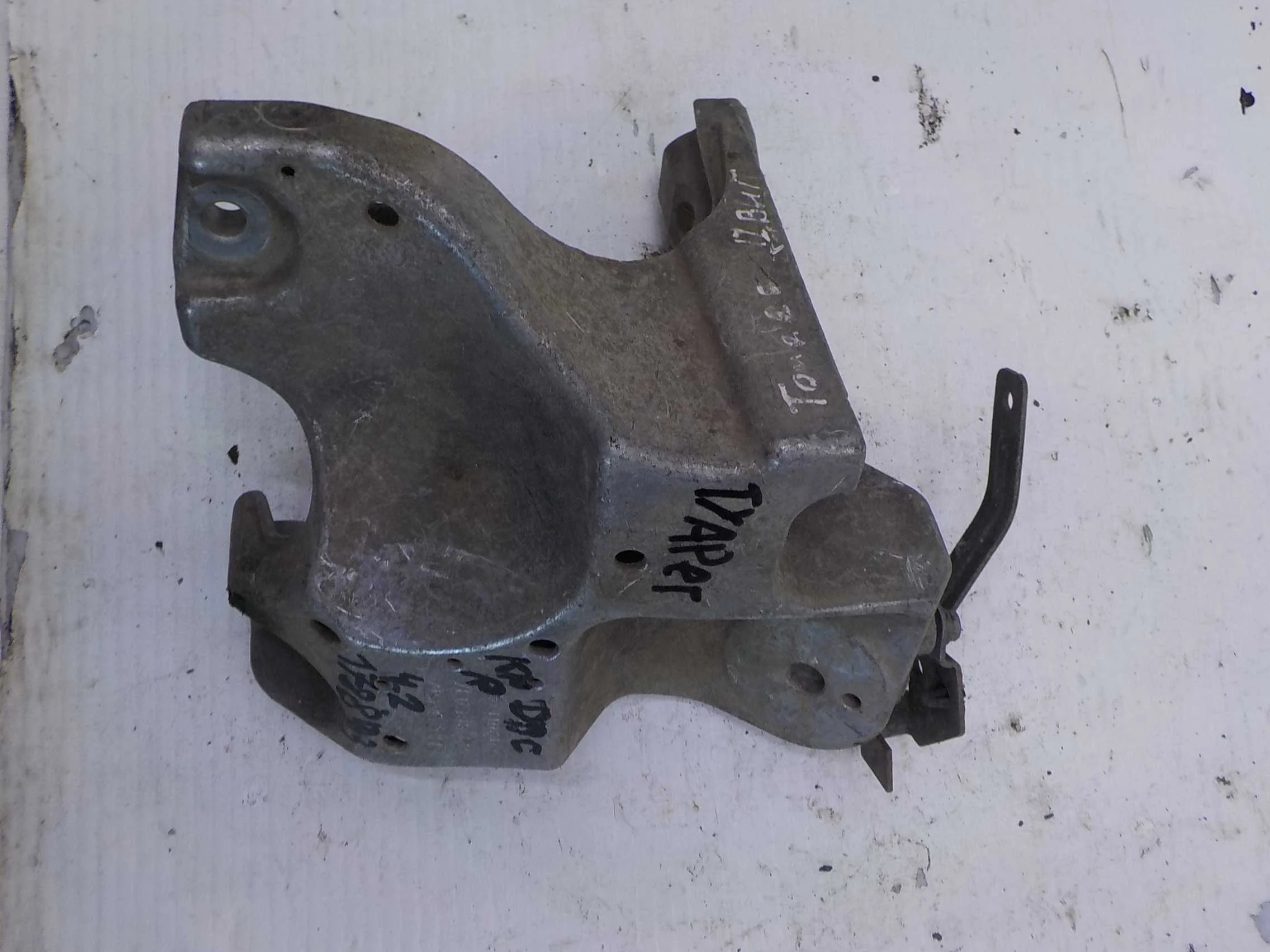 Кронштейн опоры двигателя Volkswagen Touareg I (2002—2006)  Право