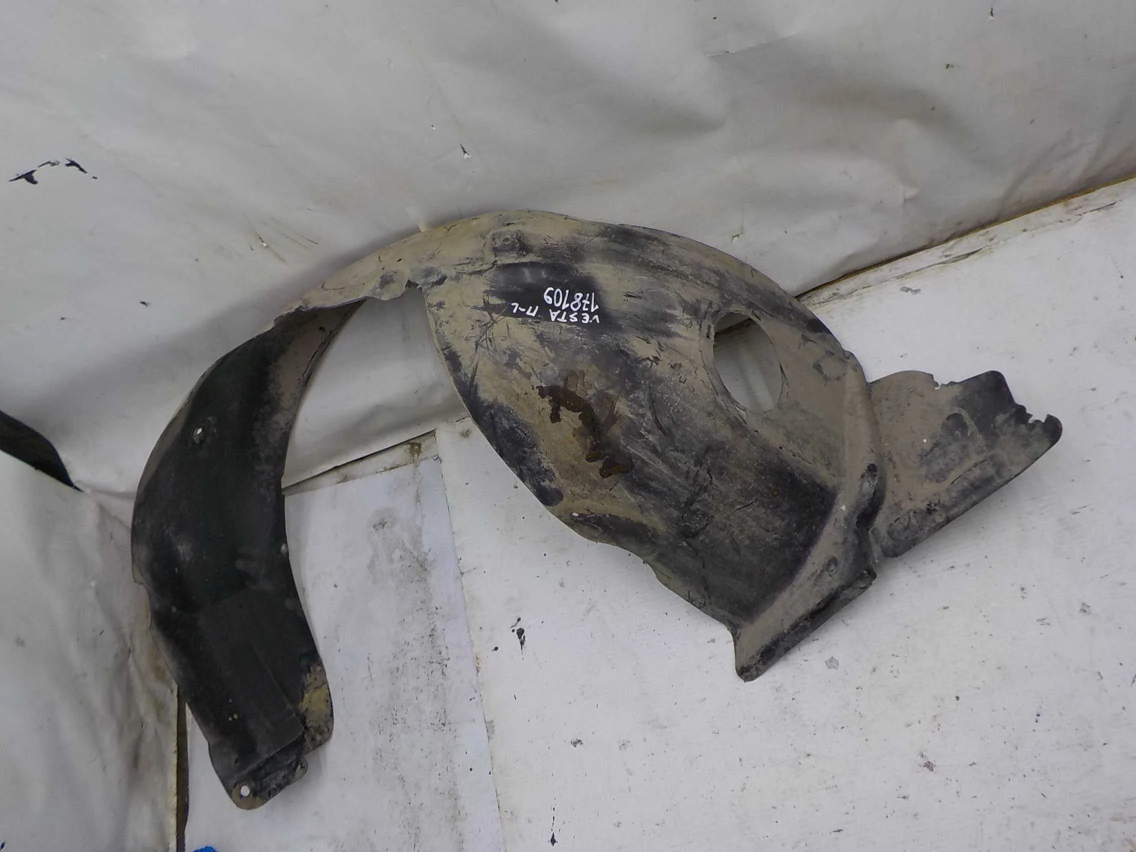 Подкрылок ВАЗ (LADA) Vesta I (2015—2023) Перед Лево