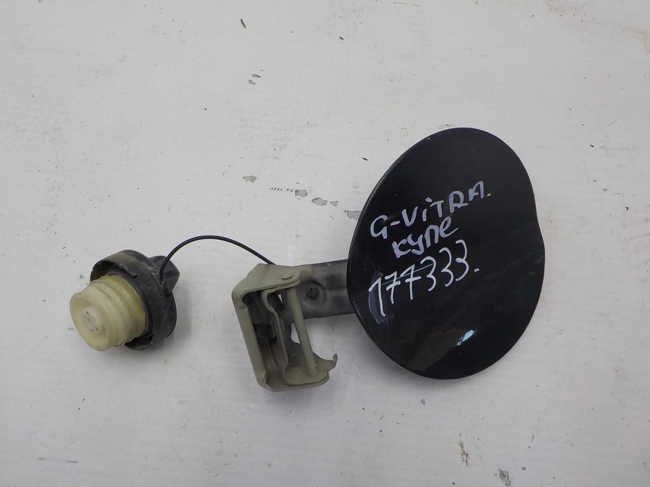 Лючок бензобака Suzuki Grand Vitara II (2005—2008)