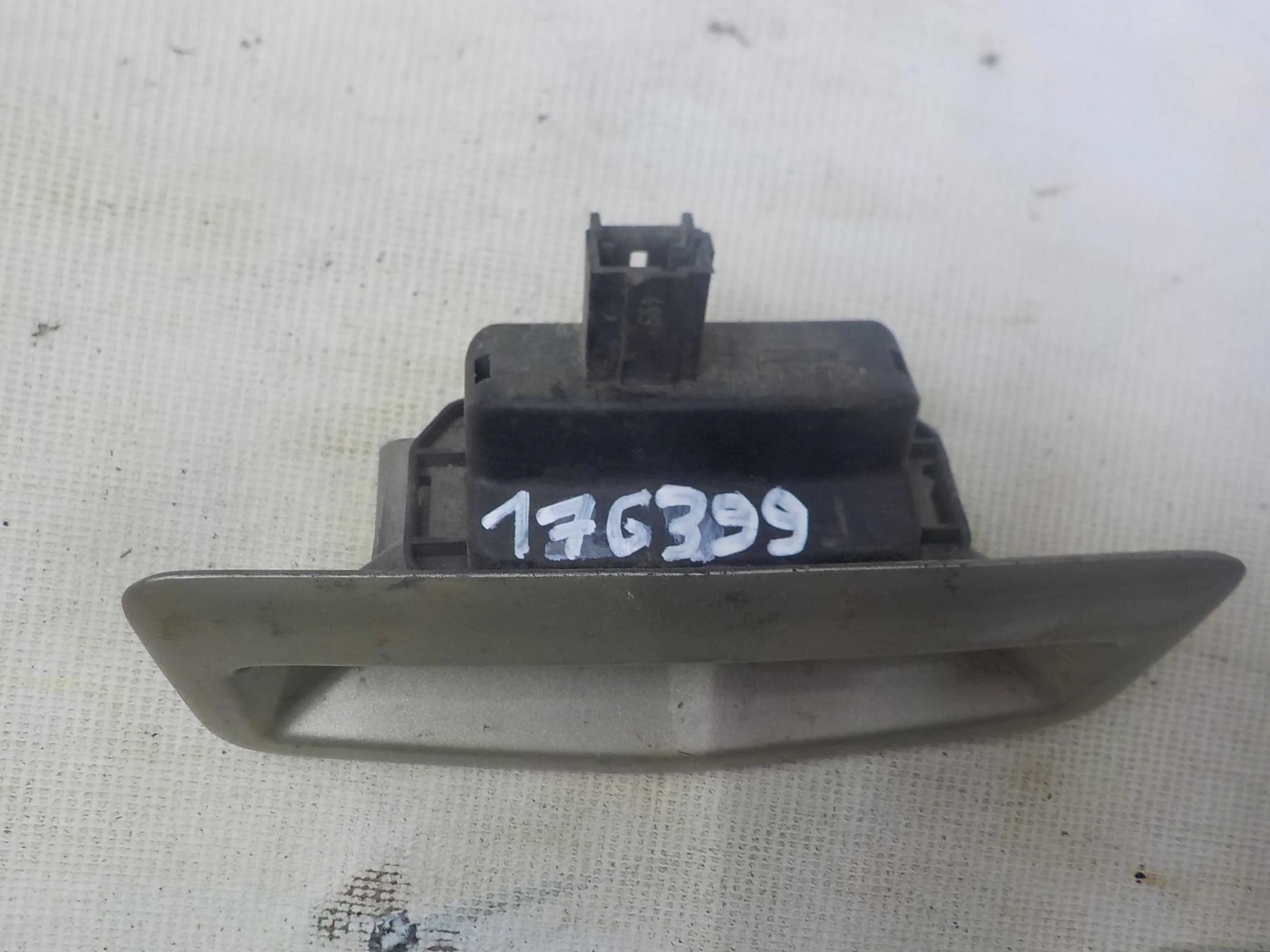 кнопка крышки багажника Renault Kaptur I (2016—2020)