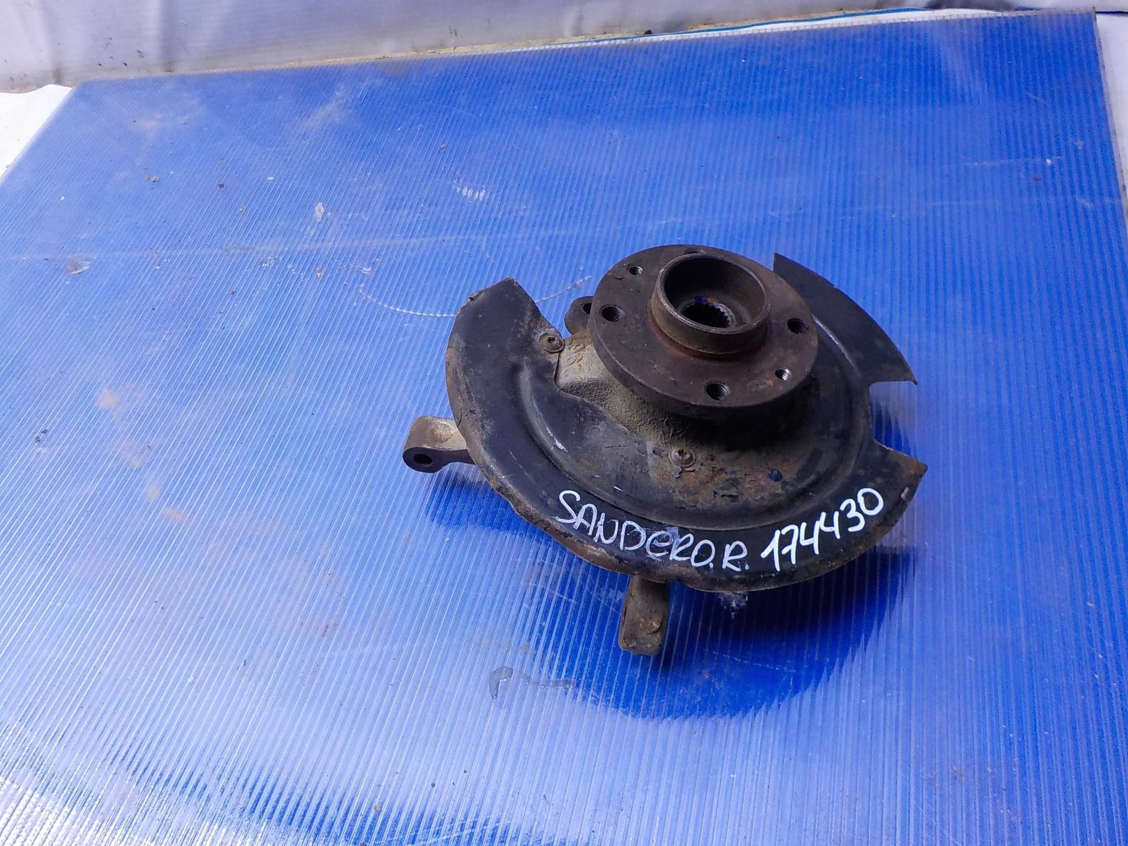 кулак поворотный Renault Logan II (2012—2018) Перед Право