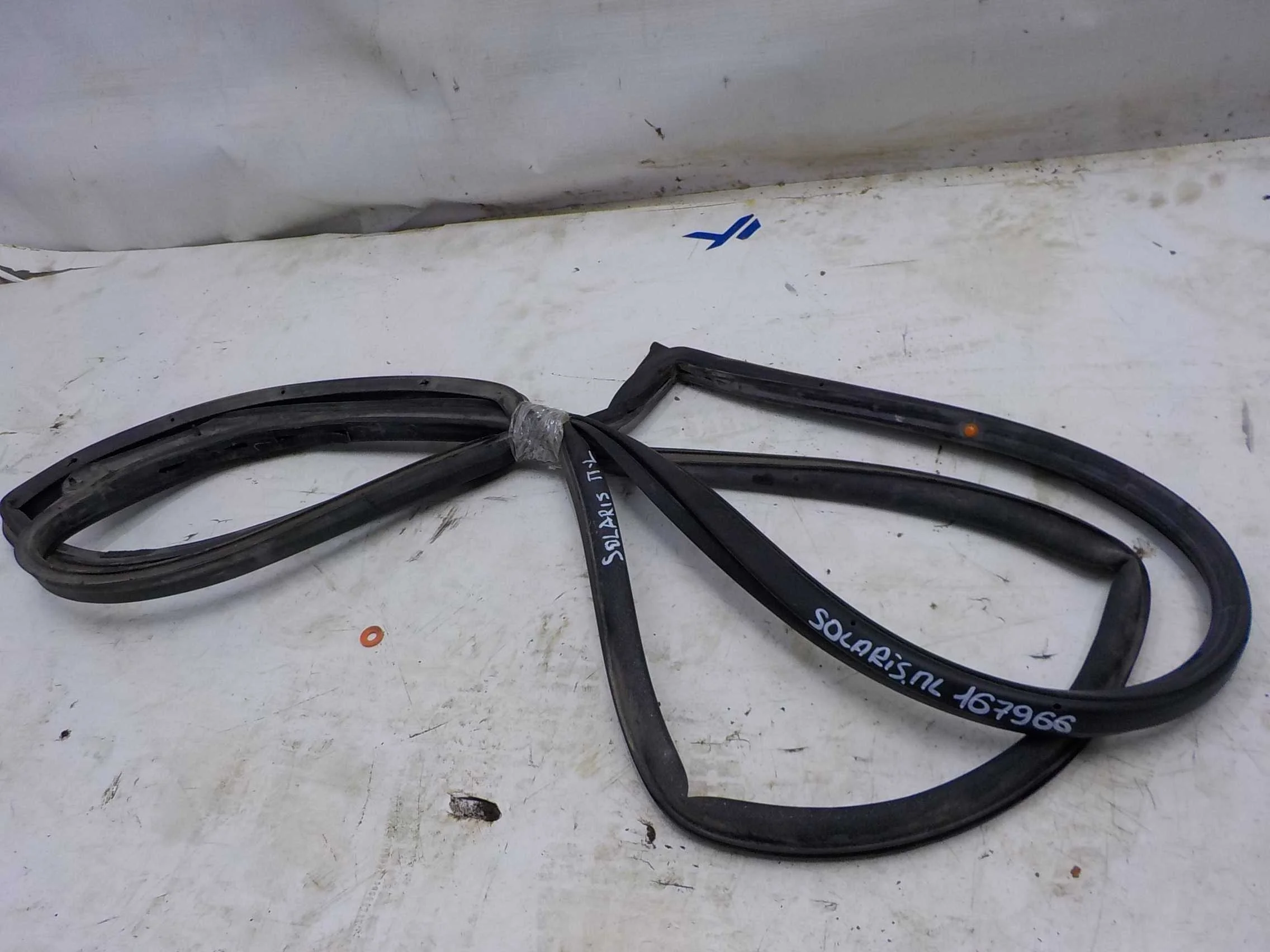 резинка дверная Hyundai Solaris I (2010—2014) Перед Лево