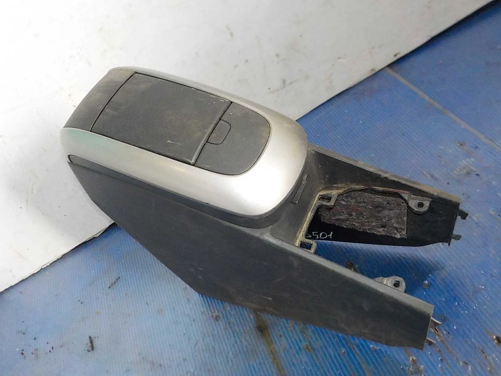 Подлокотник Toyota Corolla X рестайлинг (2010—2013)