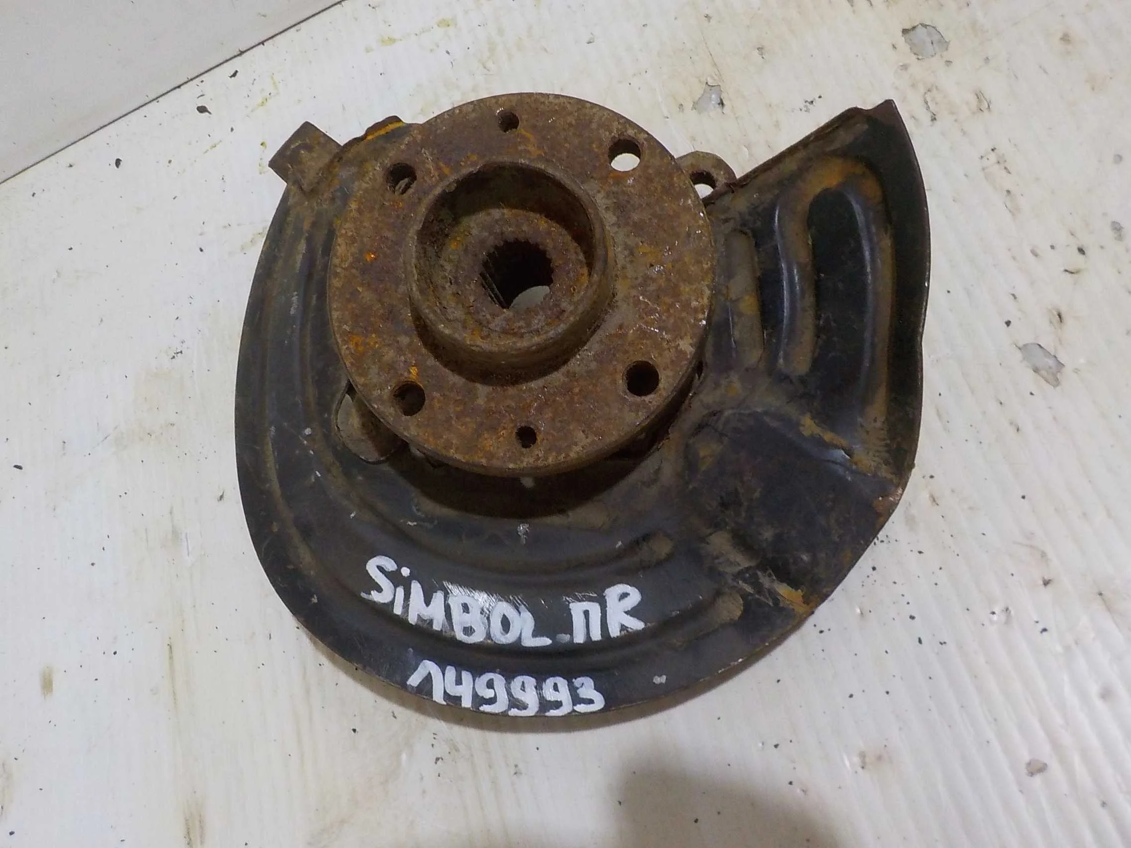 кулак поворотный Renault Symbol I рестайлинг (2002—2006) Перед Право