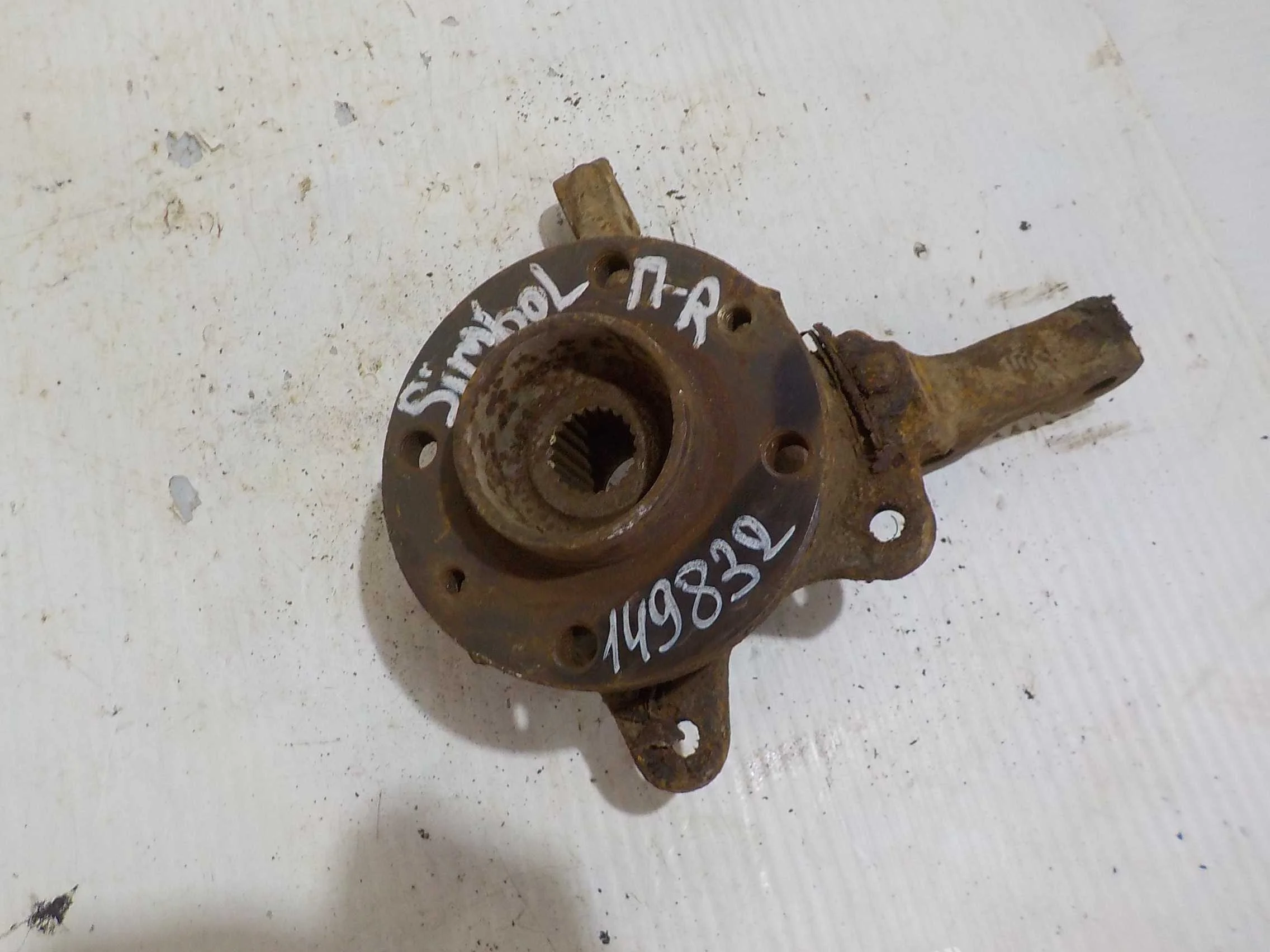 кулак поворотный Renault Symbol I рестайлинг (2002—2006) Перед Право