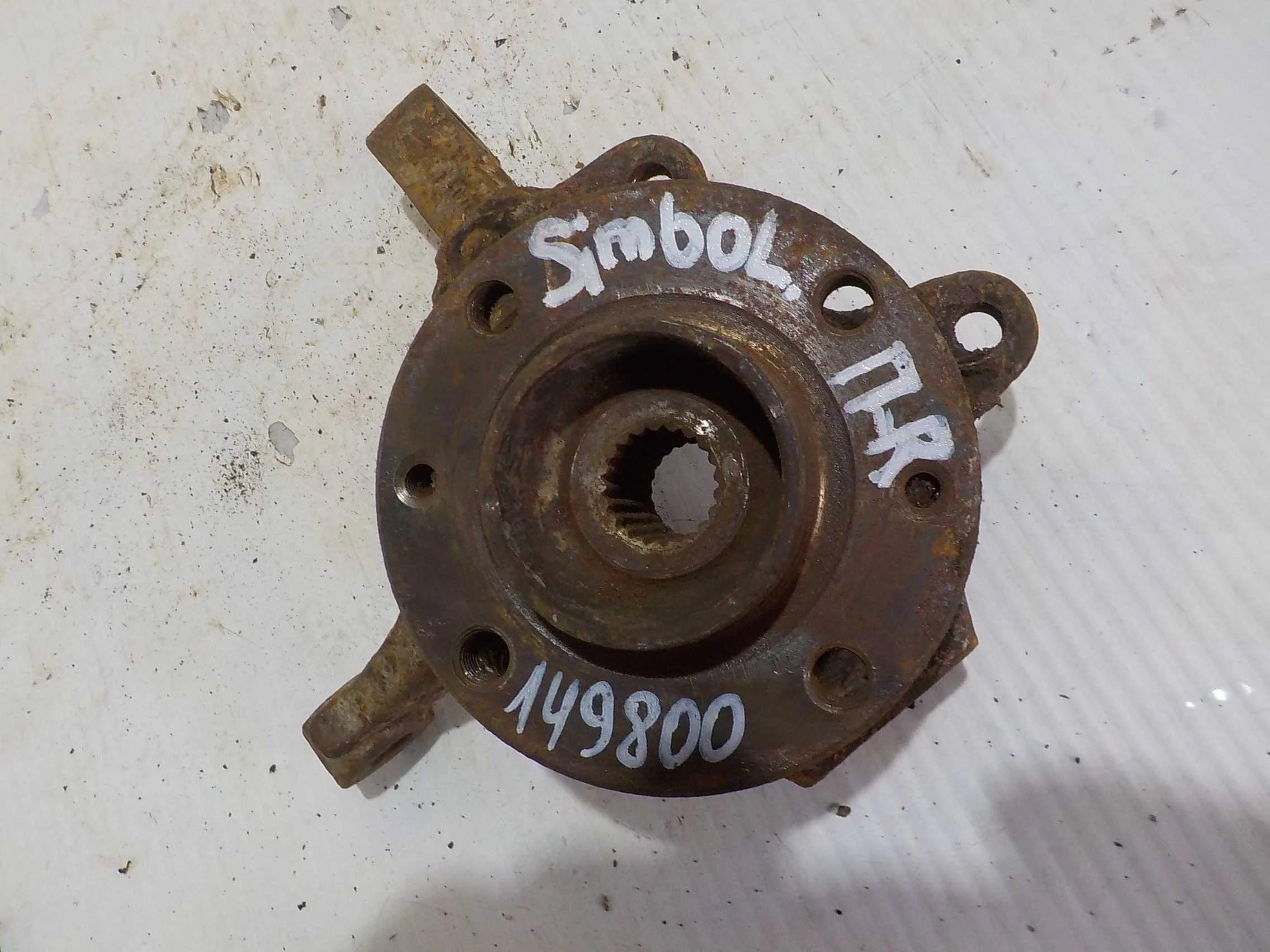 кулак поворотный Renault Symbol I рестайлинг (2002—2006) Перед Право