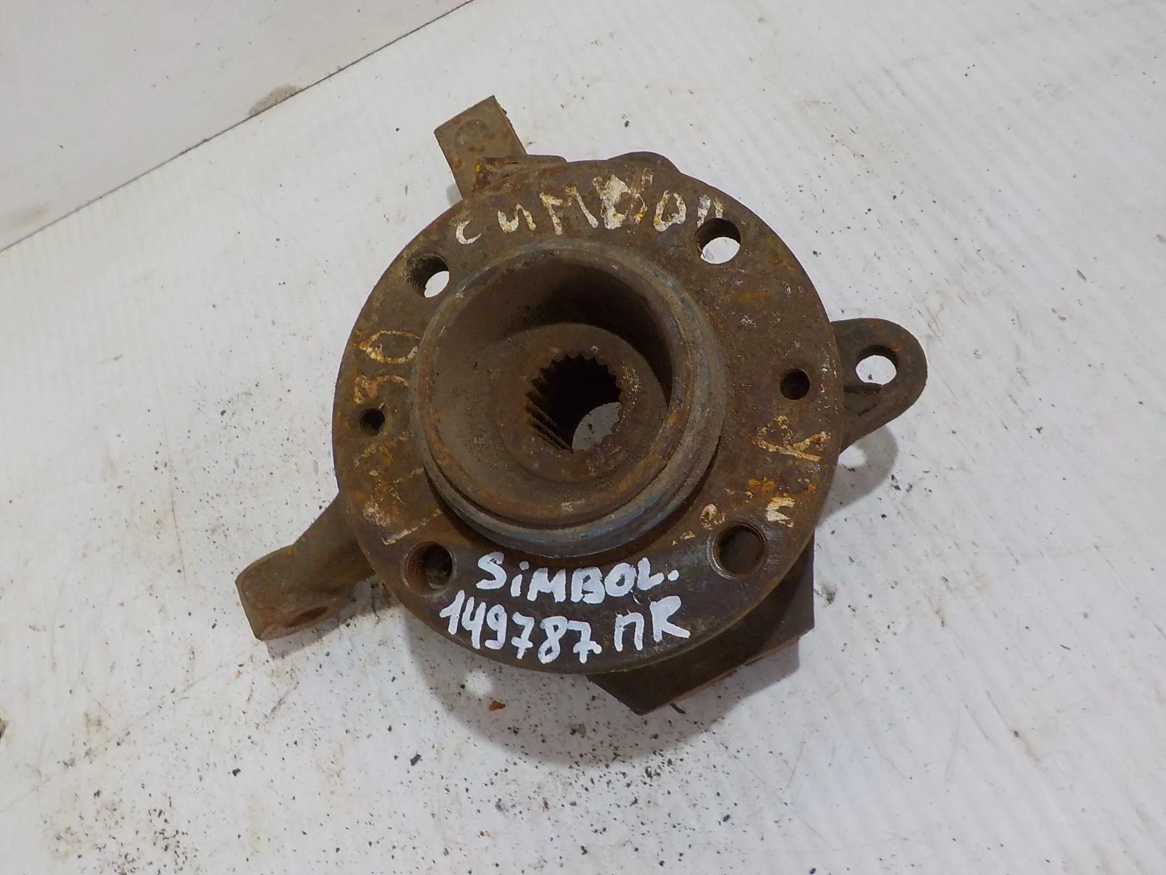 кулак поворотный Renault Symbol I рестайлинг (2002—2006) Перед Право