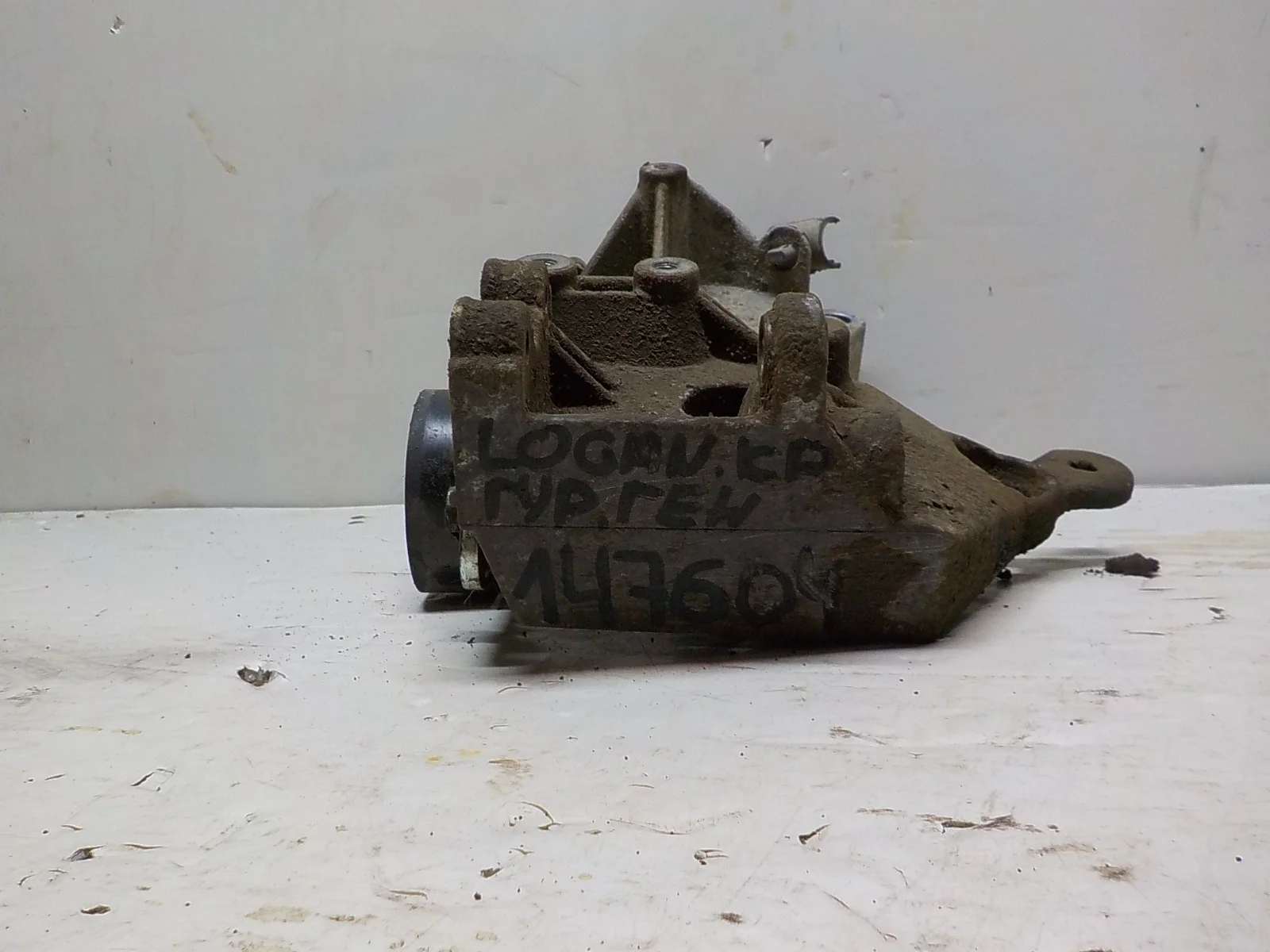 Кронштейн генератора Renault Logan I (2004—2009)