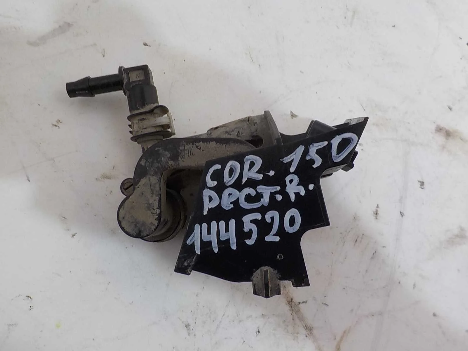 форсунка омывателя Toyota Corolla X рестайлинг (2010—2013)  Право