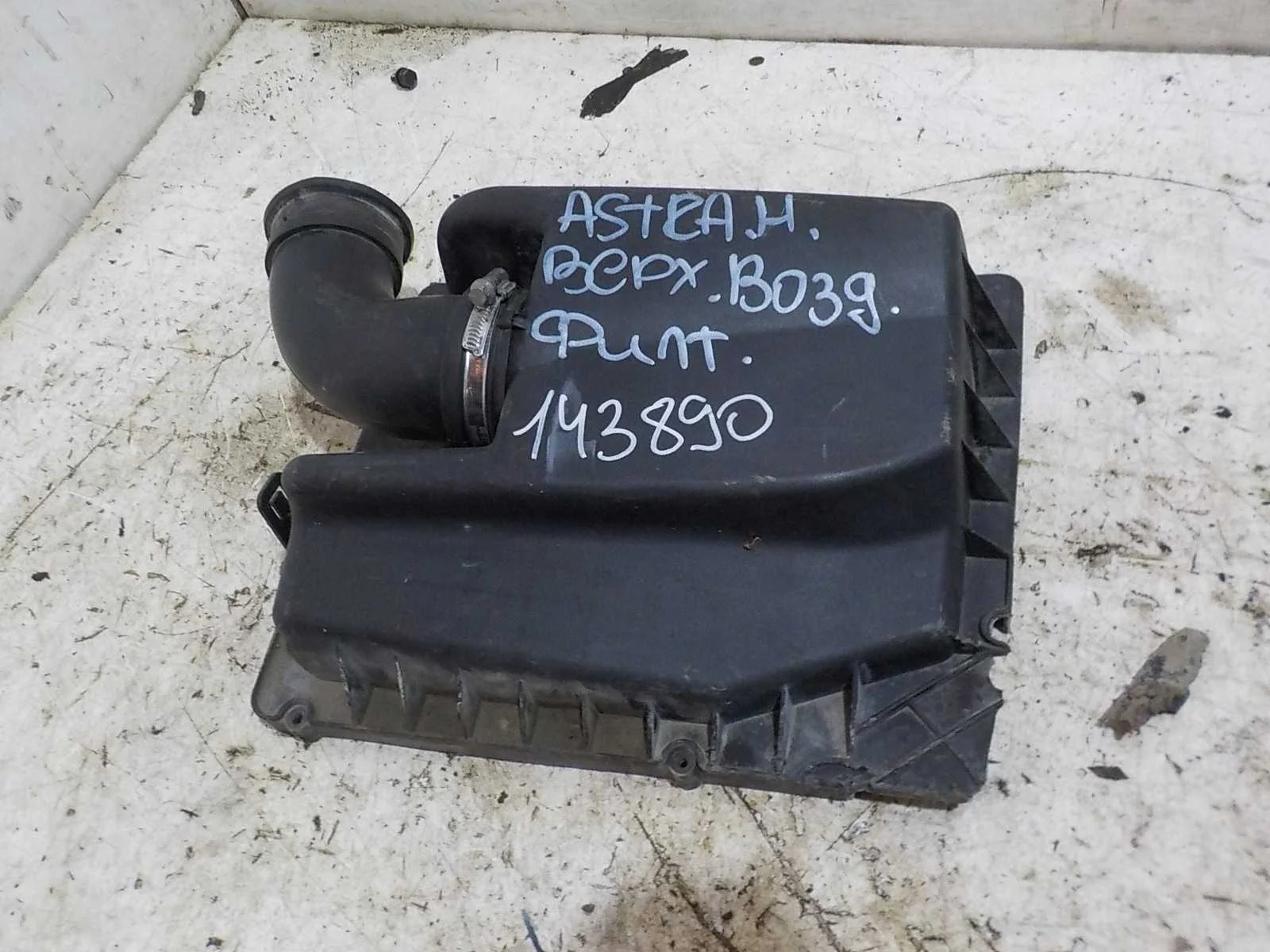 Корпус воздушного фильтра Opel Astra GTC H рестайлинг (2006—2014)