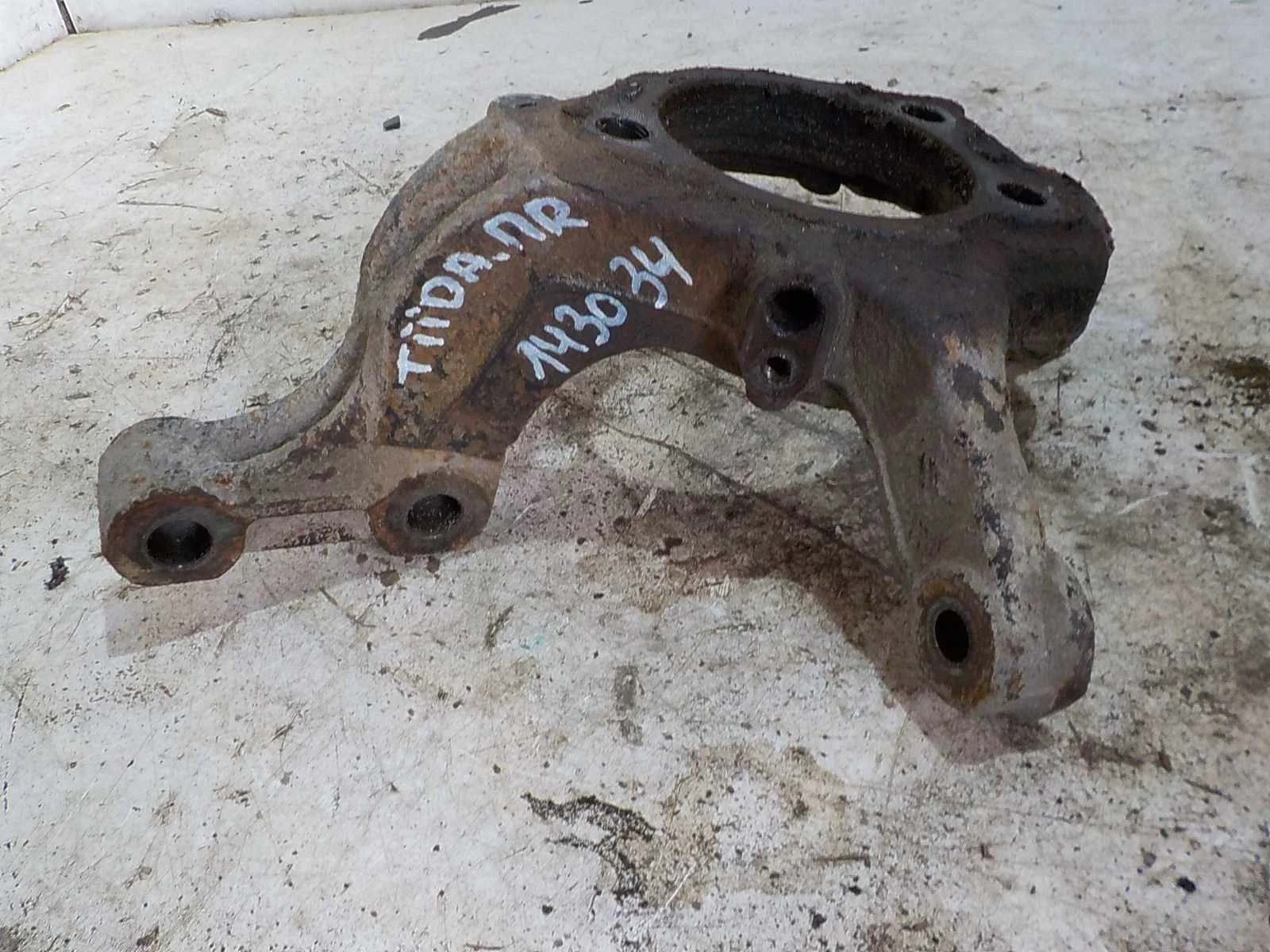 кулак поворотный Nissan Tiida C11 рестайлинг (2010—2013) Перед Право