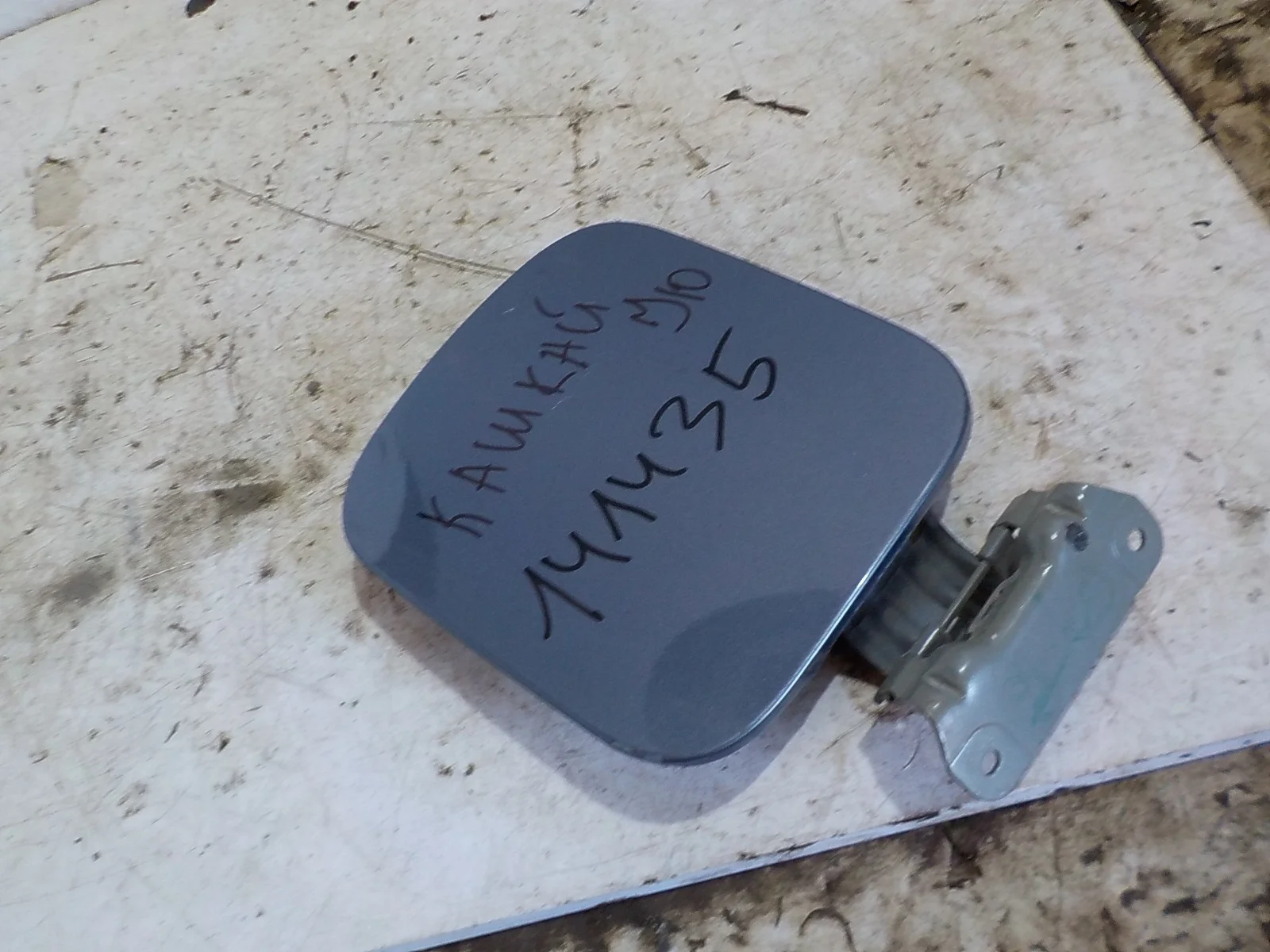 Лючок бензобака Nissan Qashqai I (2006—2010)