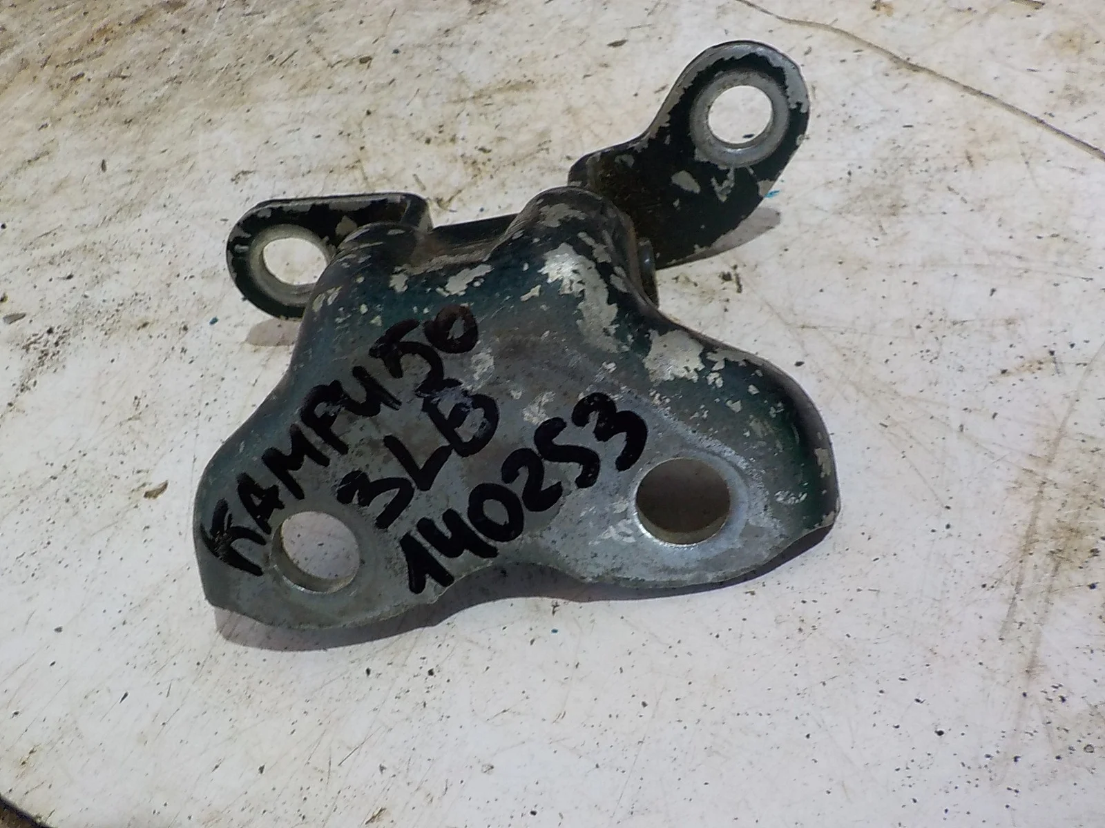 Петля двери Toyota RAV4 IV рестайлинг (2015—2019) Зад Лево Верх