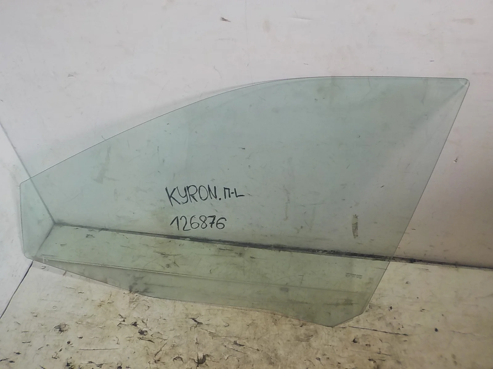 стекло SsangYong Kyron I (2005—2007) Перед Лево