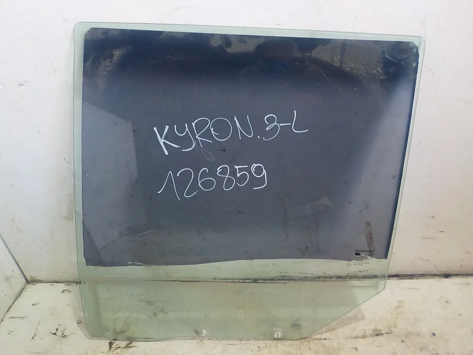 стекло SsangYong Kyron I рестайлинг (2007—2015) Зад Лево
