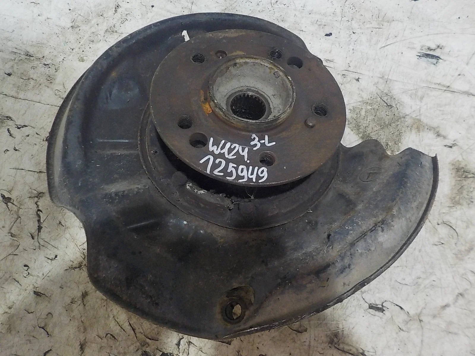 кулак поворотный Mercedes-Benz E-класс W124/S124/C124/A124 (1984—1997) Зад Лево