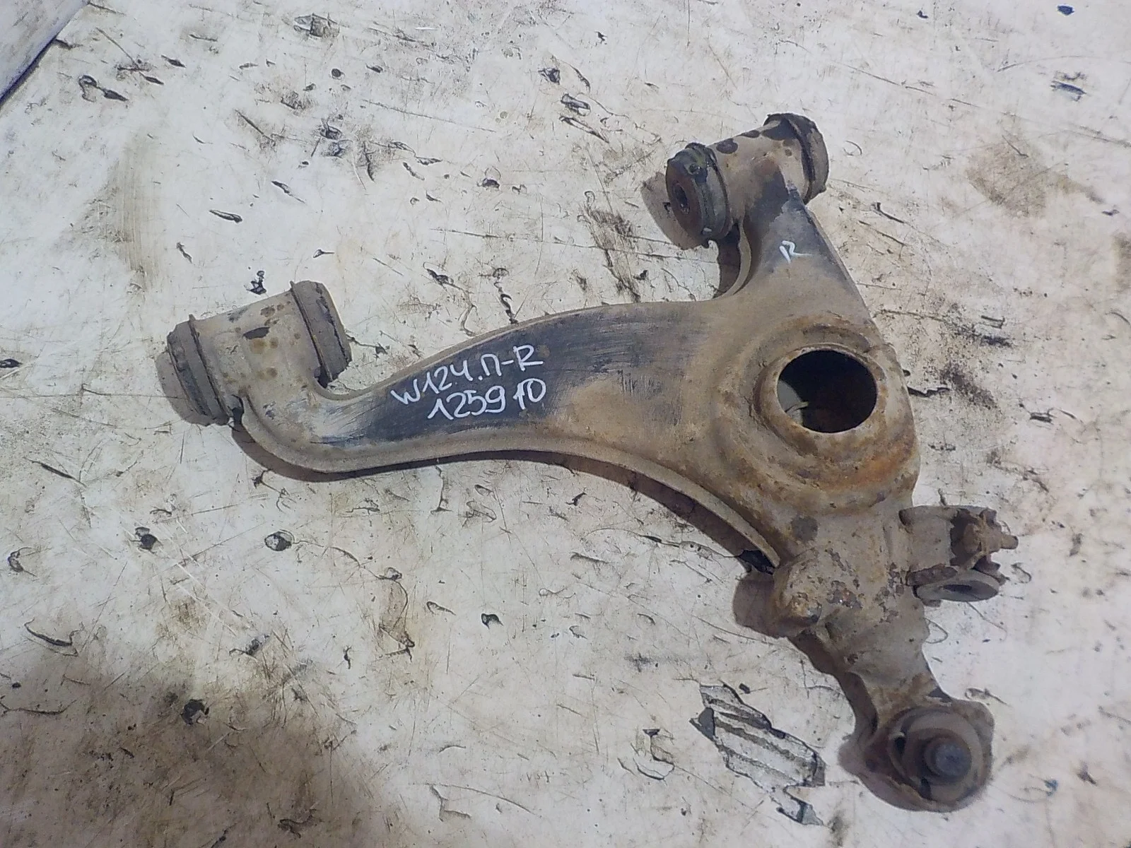 Рычаг Mercedes-Benz E-класс W124/S124/C124/A124 (1984—1997) Перед Право