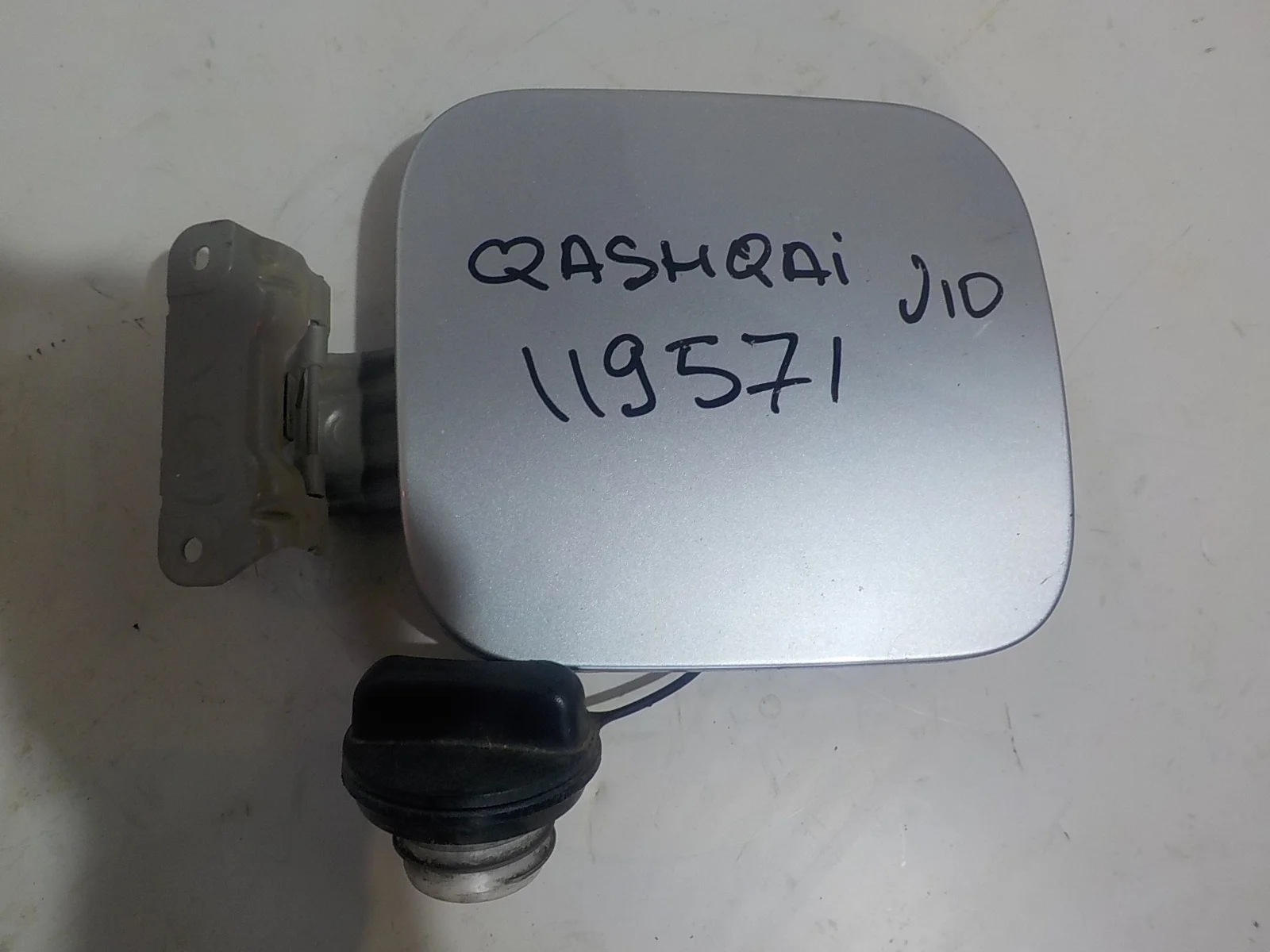 Лючок бензобака Nissan Qashqai I (2006—2010)
